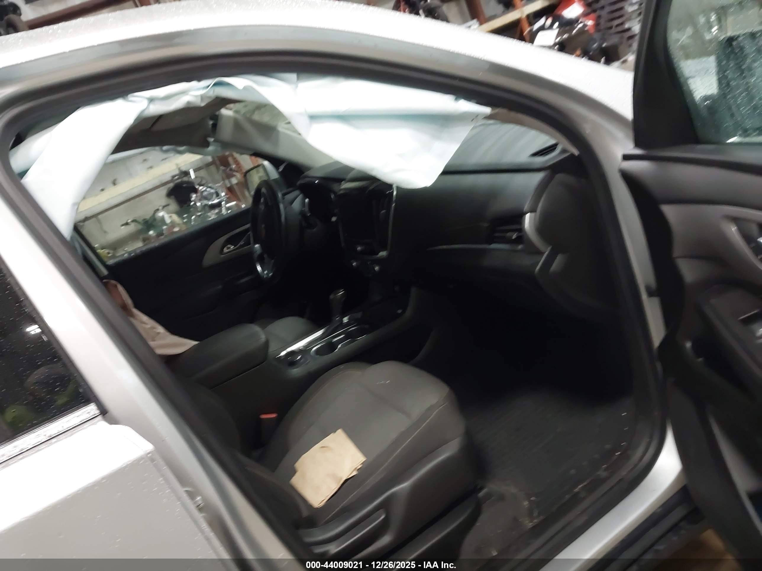 CHEVROLET TRAVERSE image 5