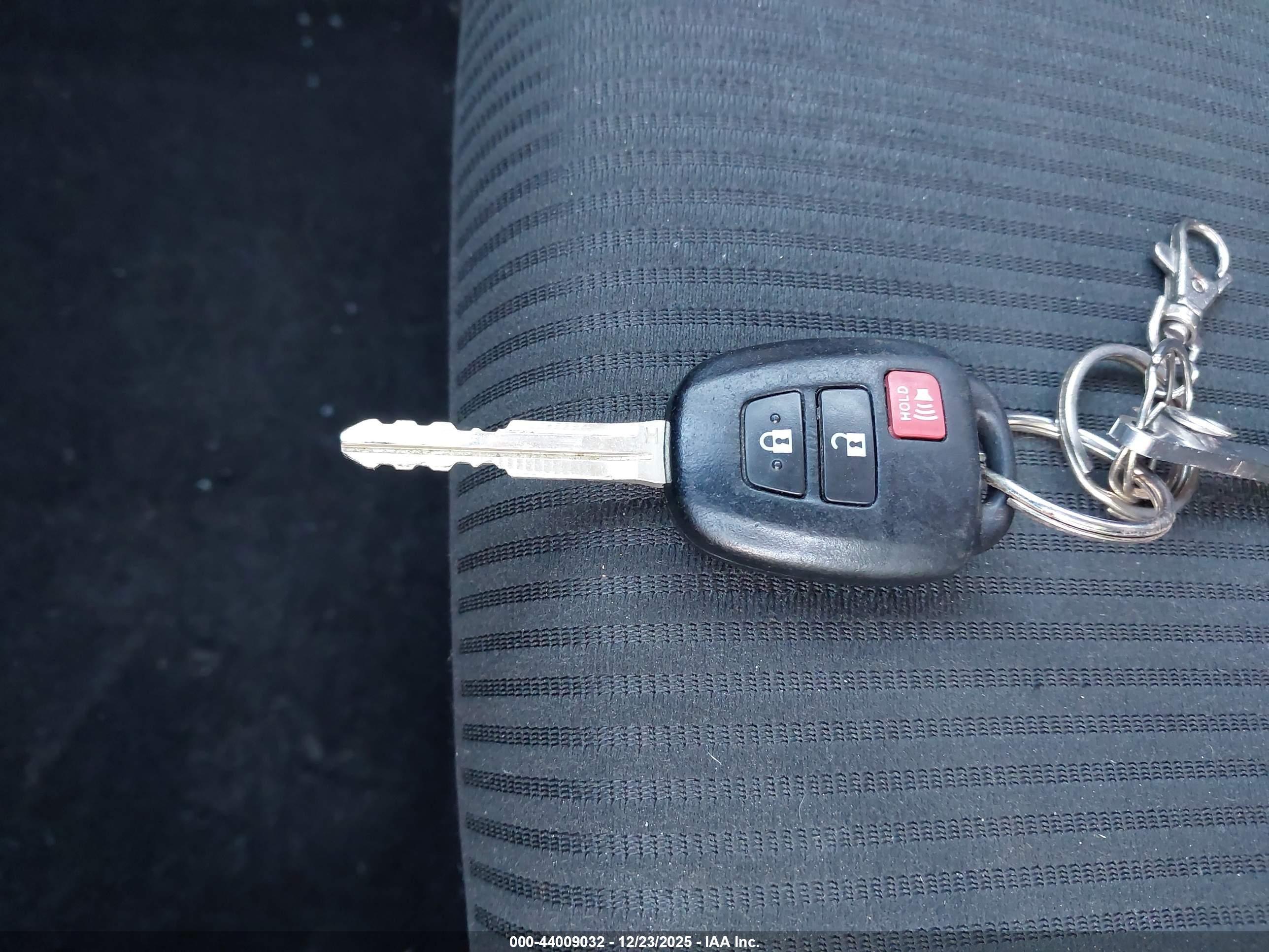 TOYOTA RAV4 image 11