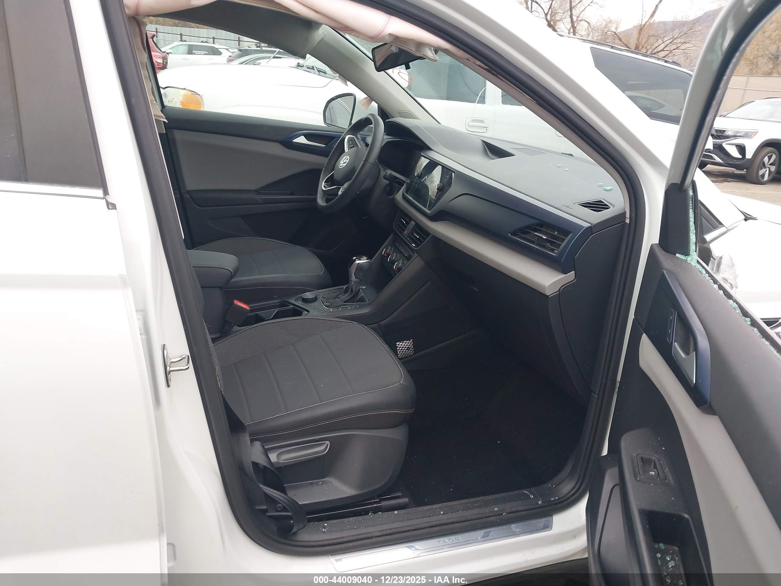 VOLKSWAGEN TAOS image 5