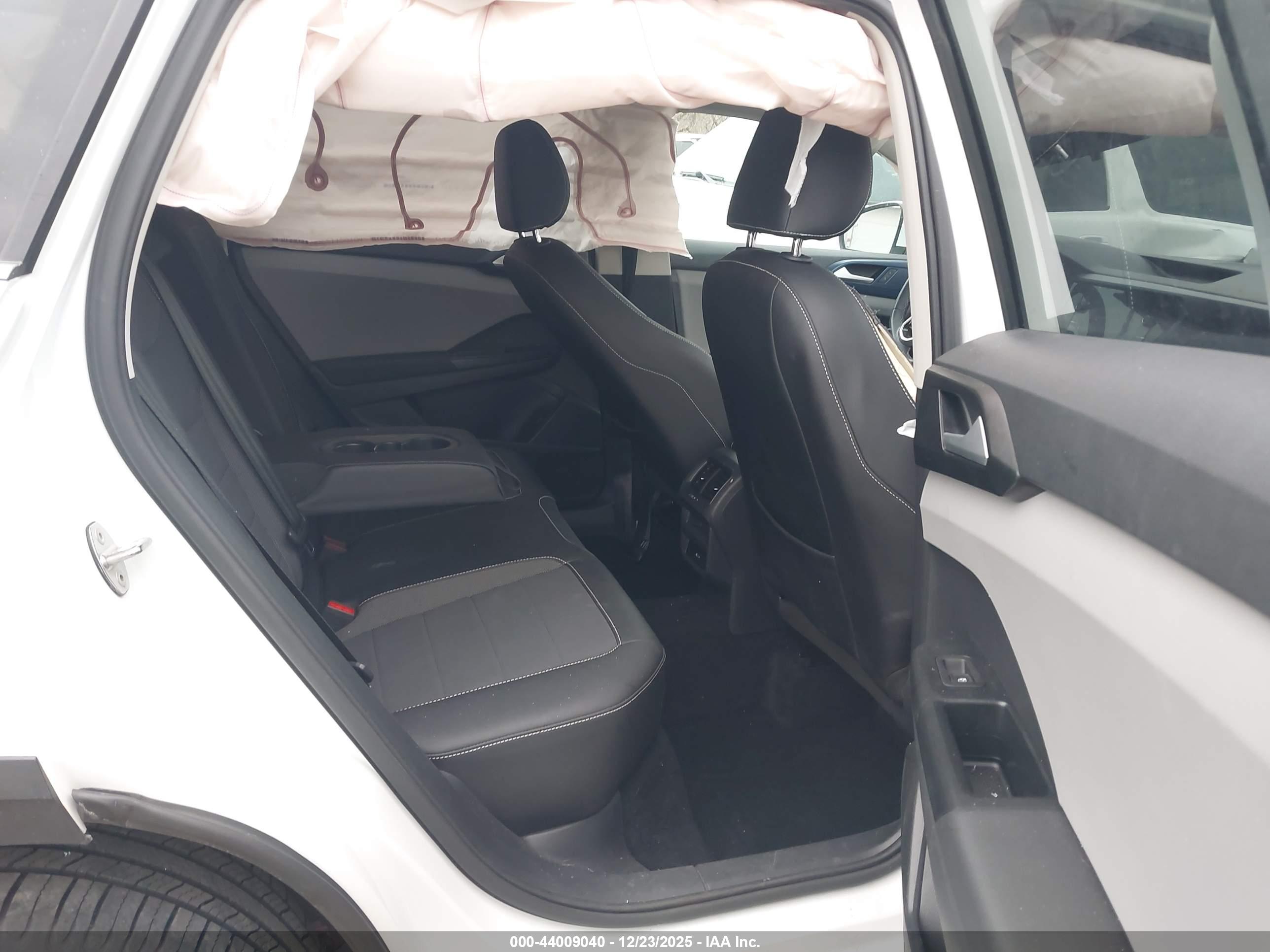 VOLKSWAGEN TAOS image 8