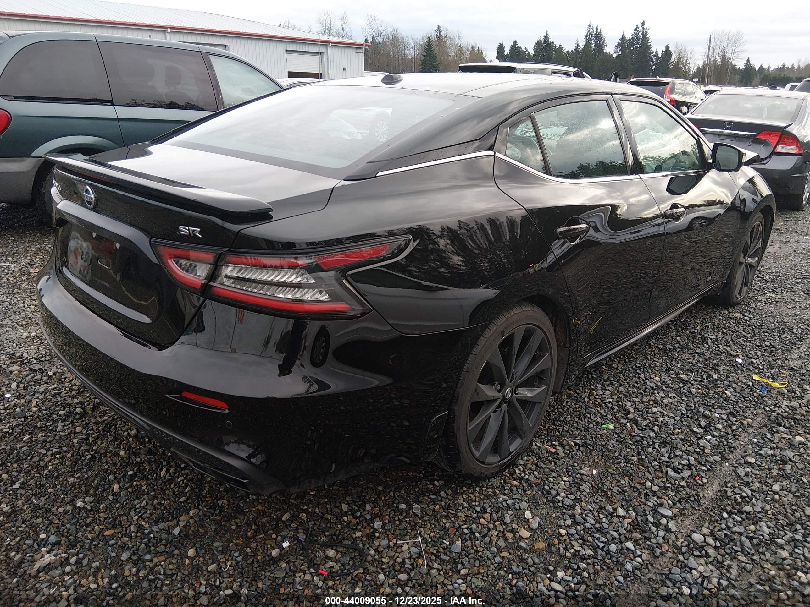 NISSAN MAXIMA image 4