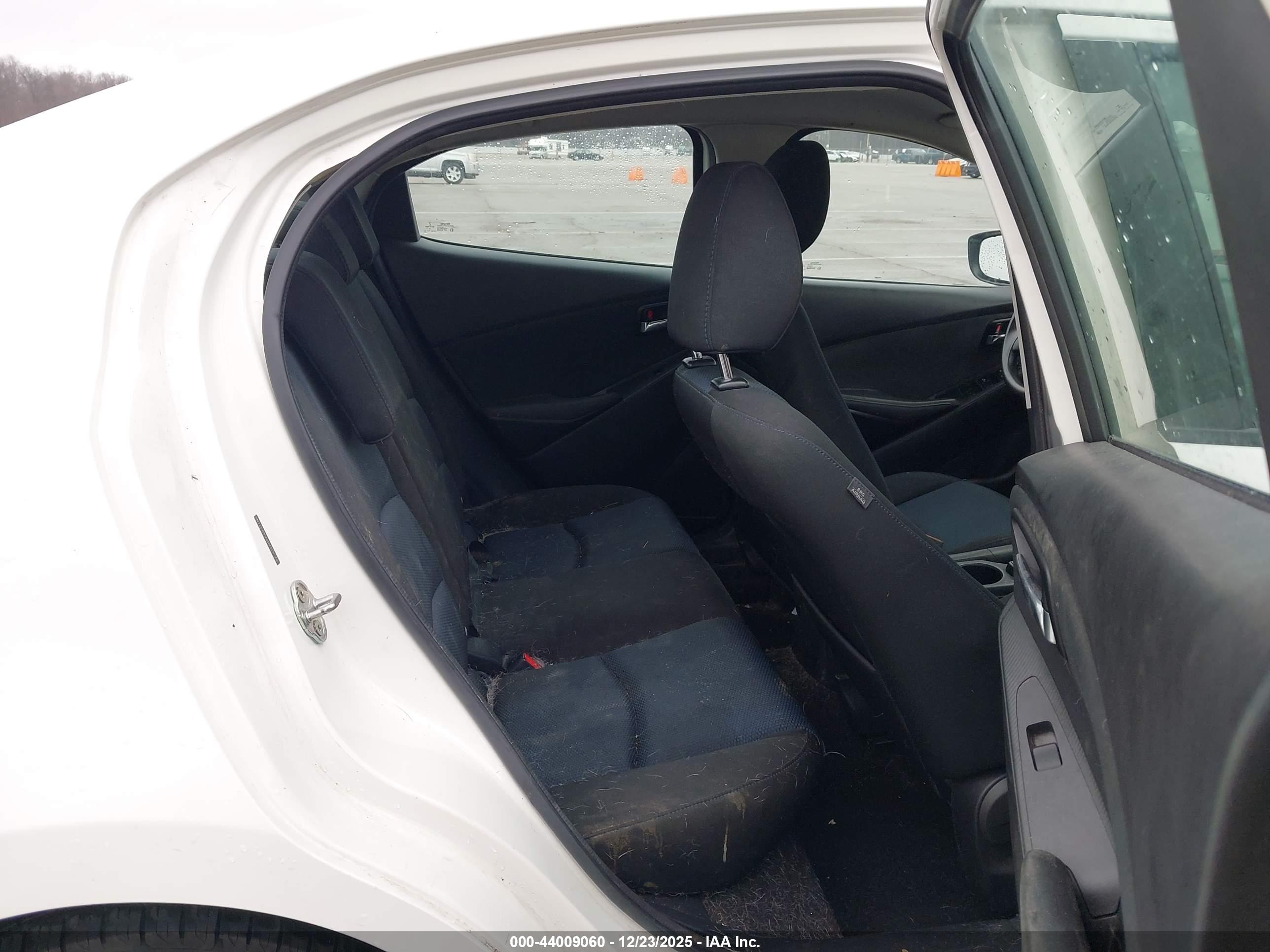 TOYOTA YARIS image 8
