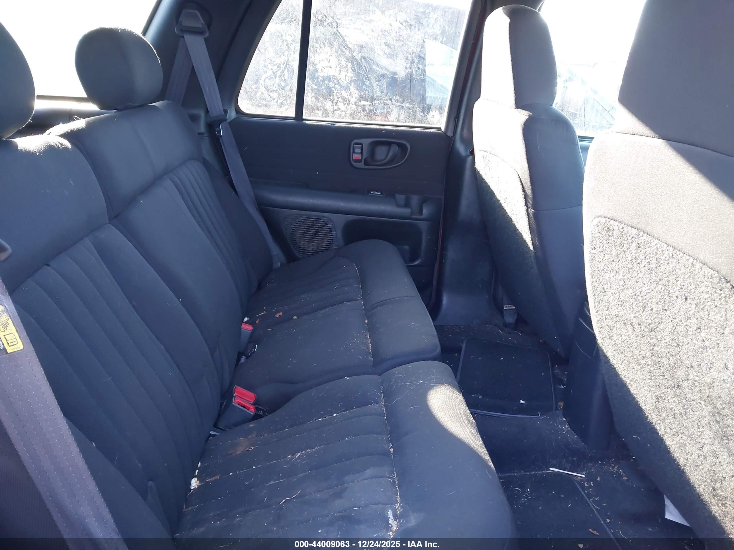 CHEVROLET BLAZER image 8