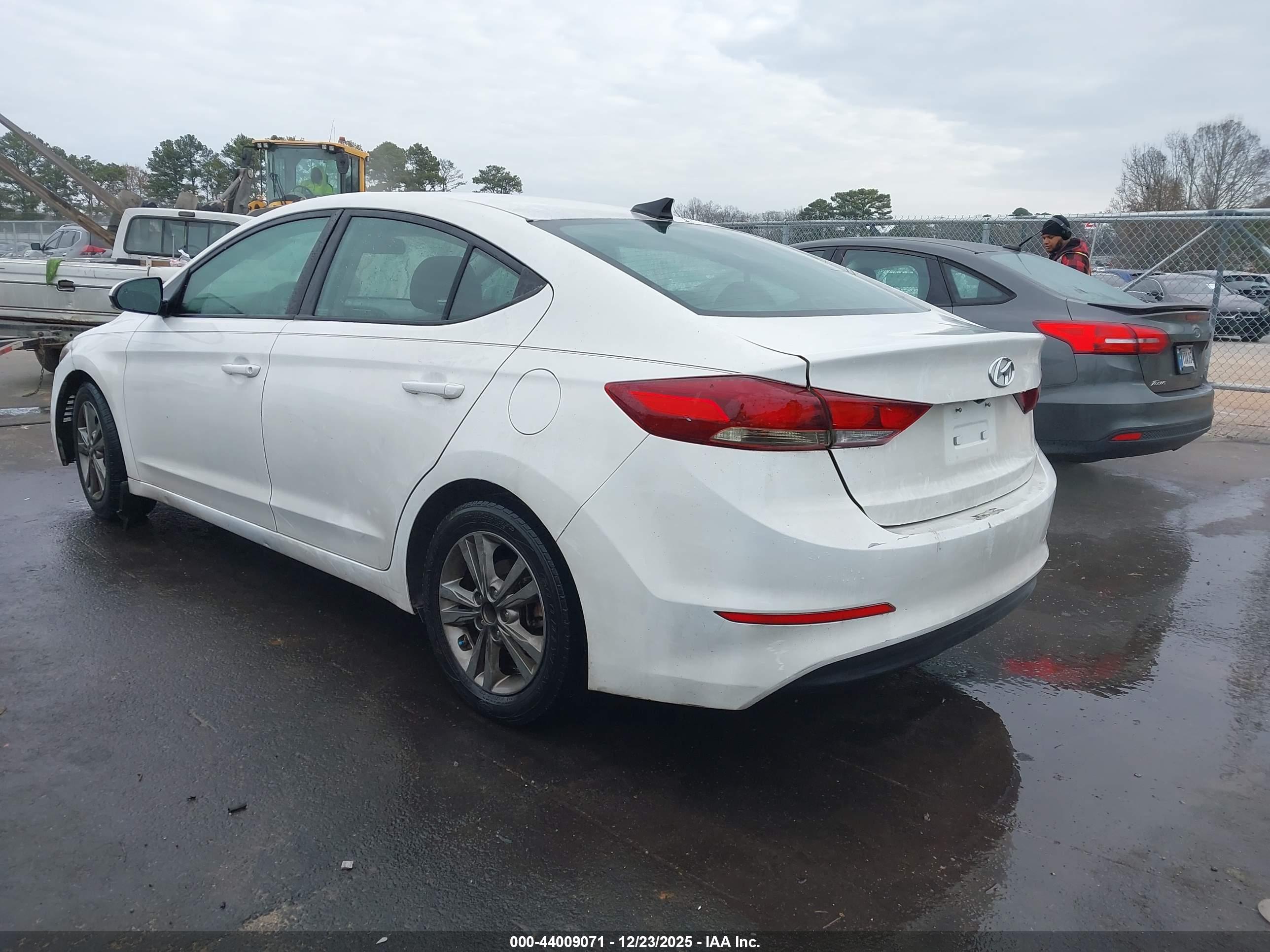 HYUNDAI ELANTRA image 3