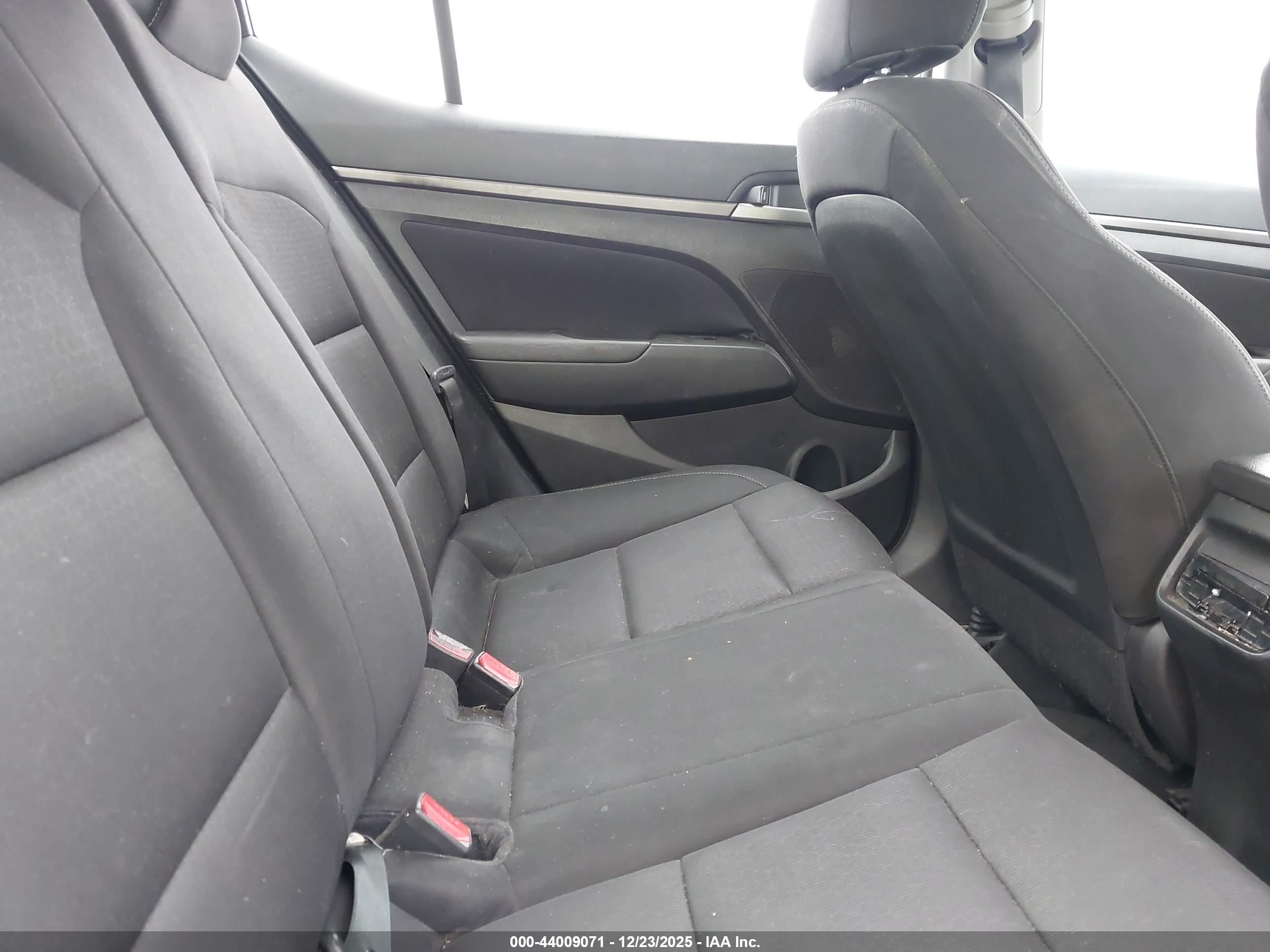 HYUNDAI ELANTRA image 8