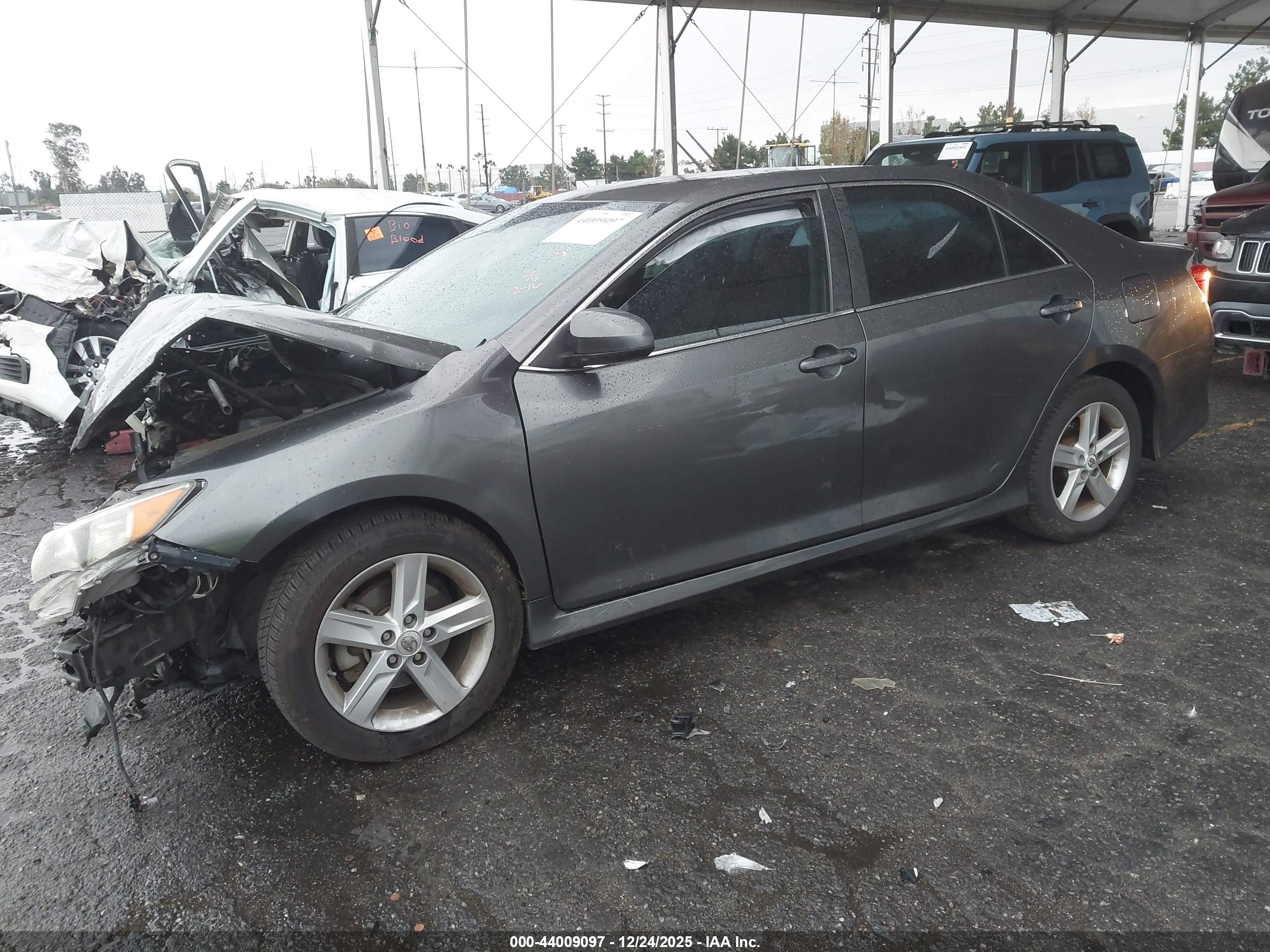 TOYOTA CAMRY image 2