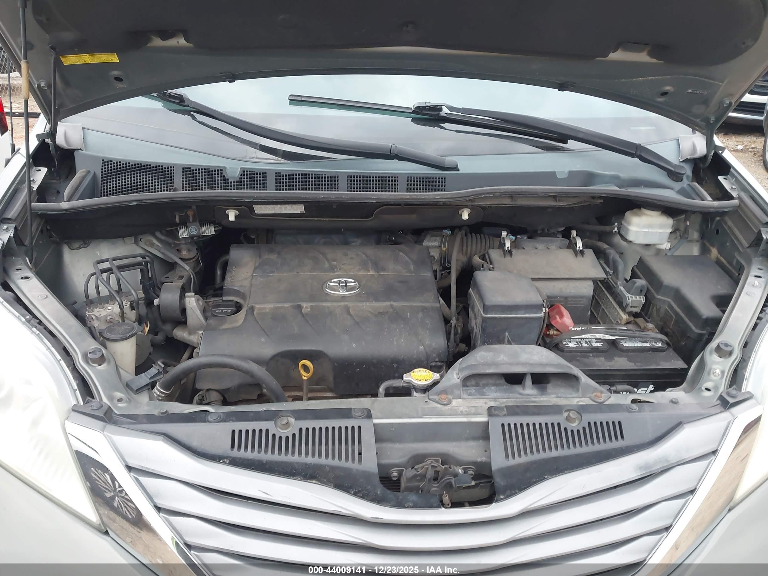 TOYOTA SIENNA image 10