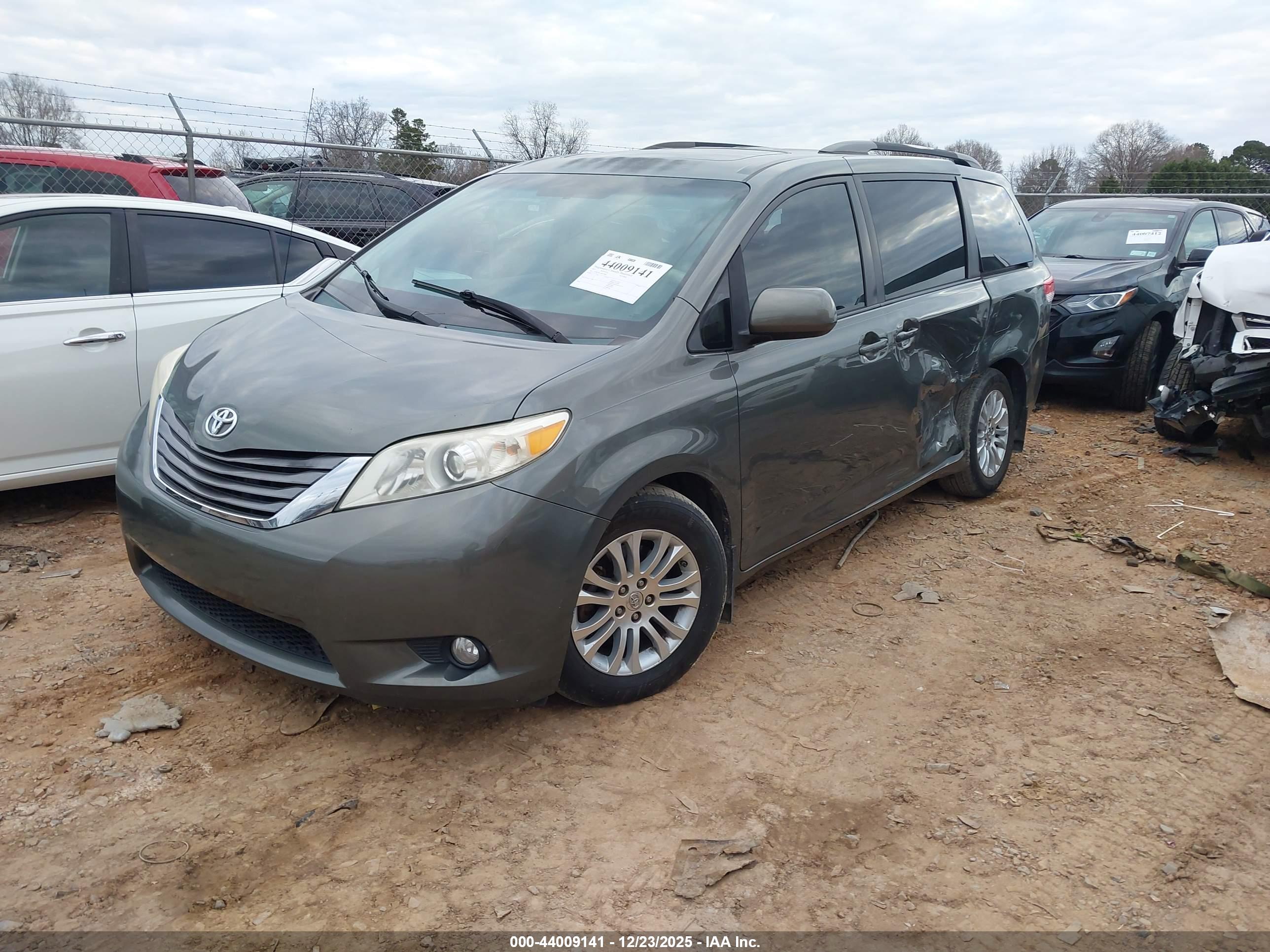 TOYOTA SIENNA image 2