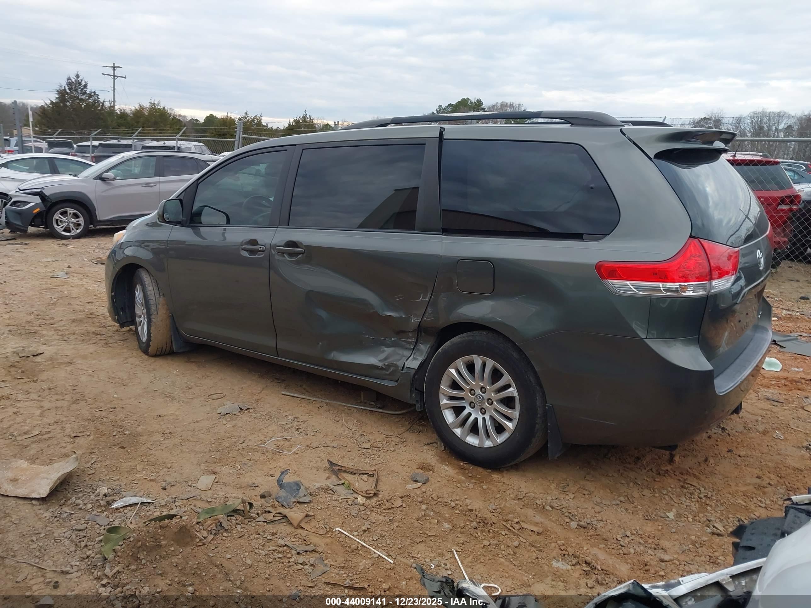 TOYOTA SIENNA image 3