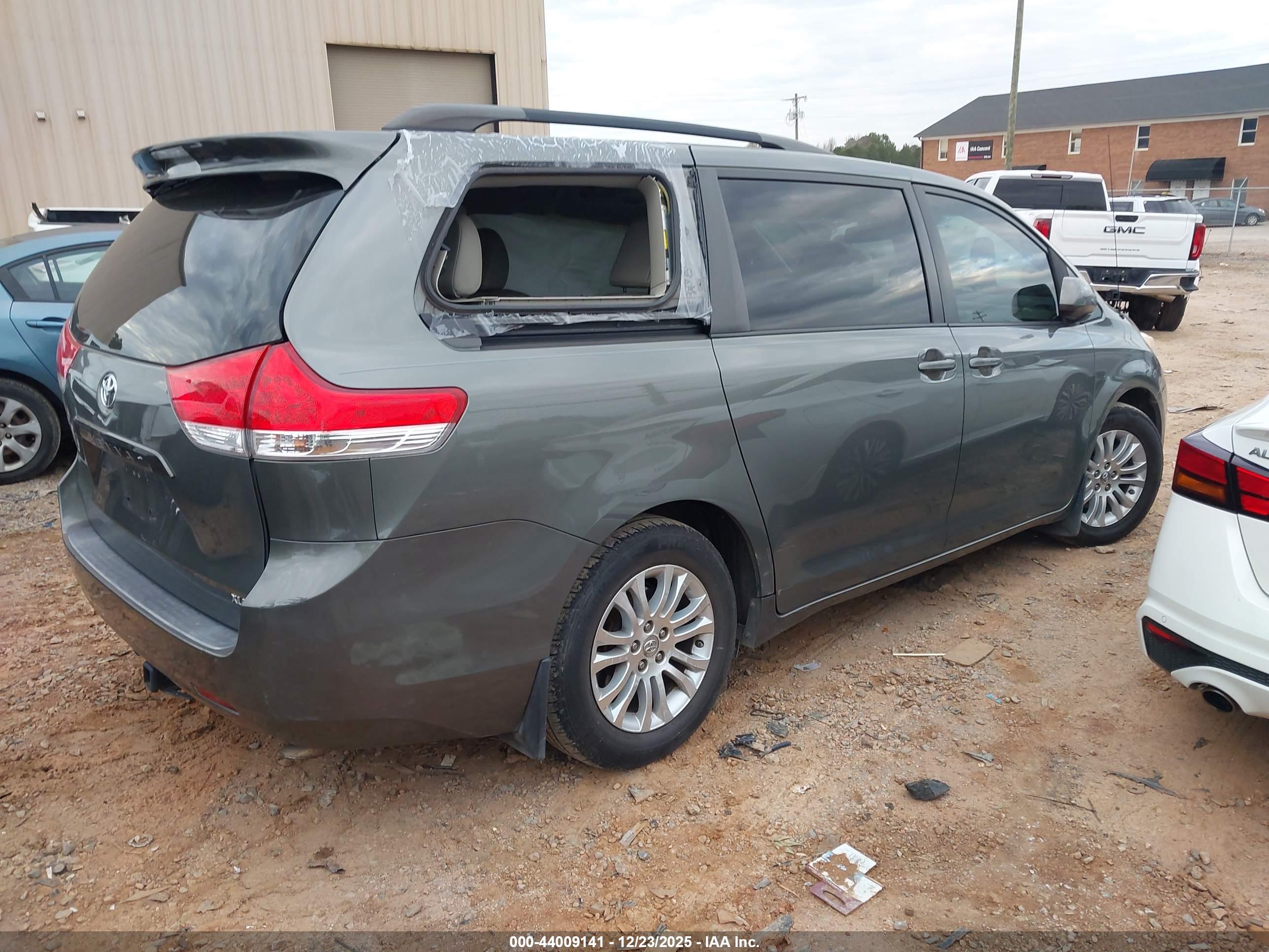 TOYOTA SIENNA image 4