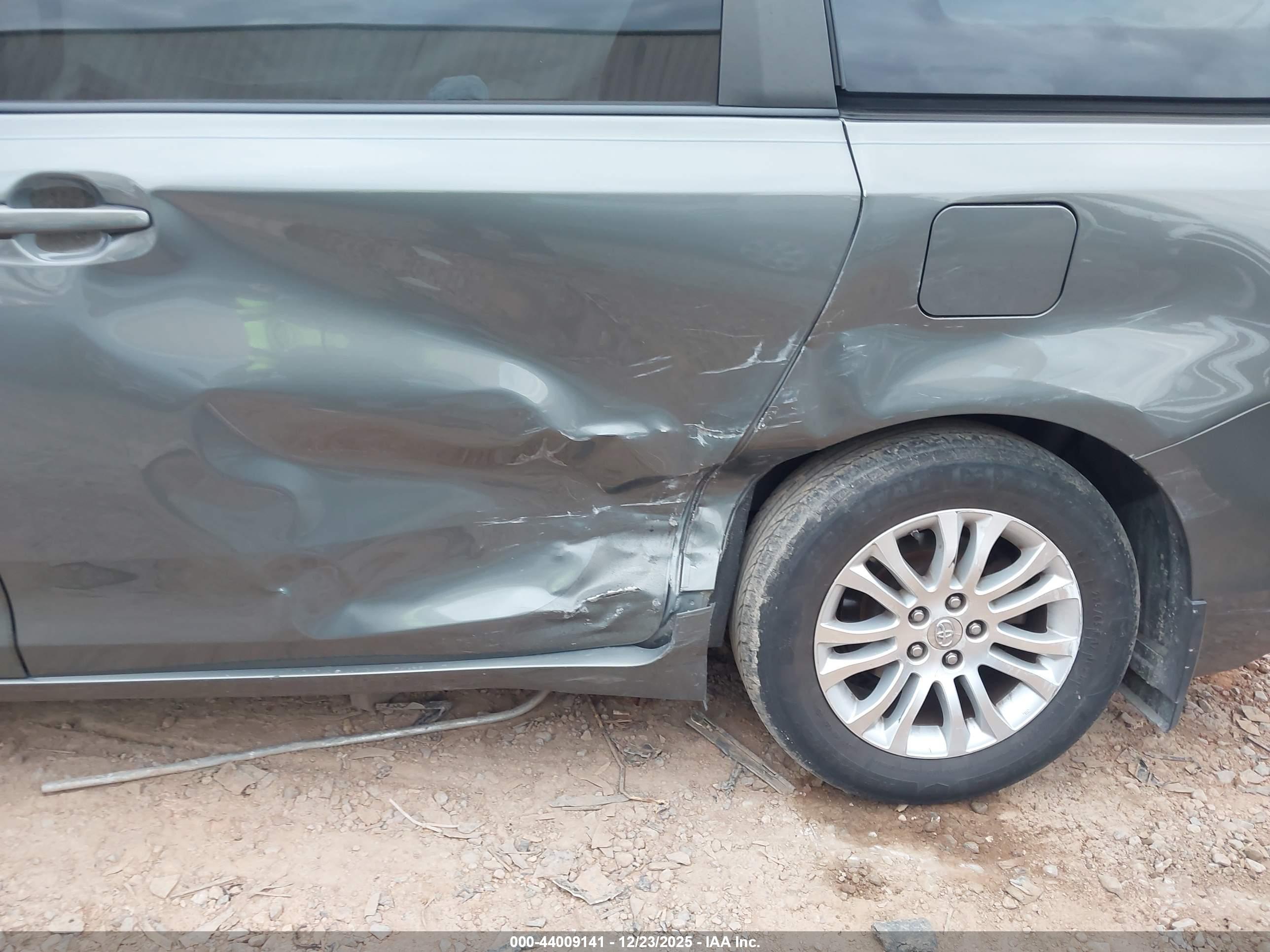 TOYOTA SIENNA image 6