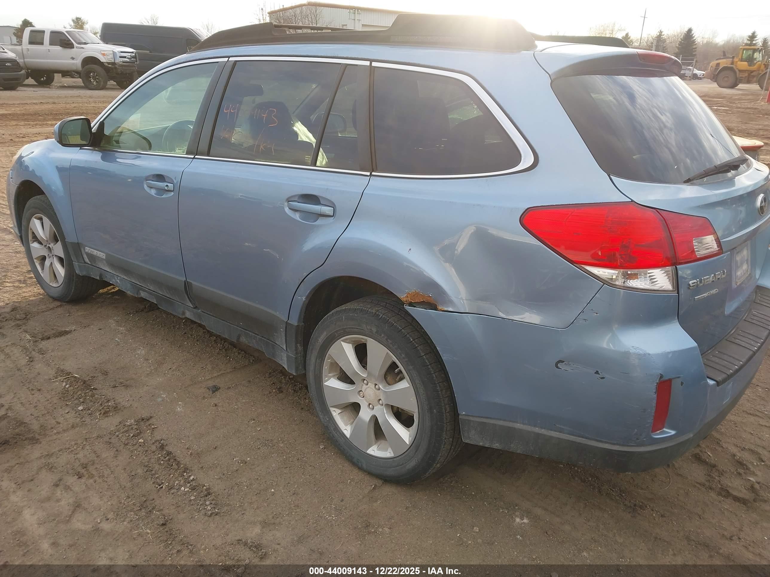 SUBARU OUTBACK image 3