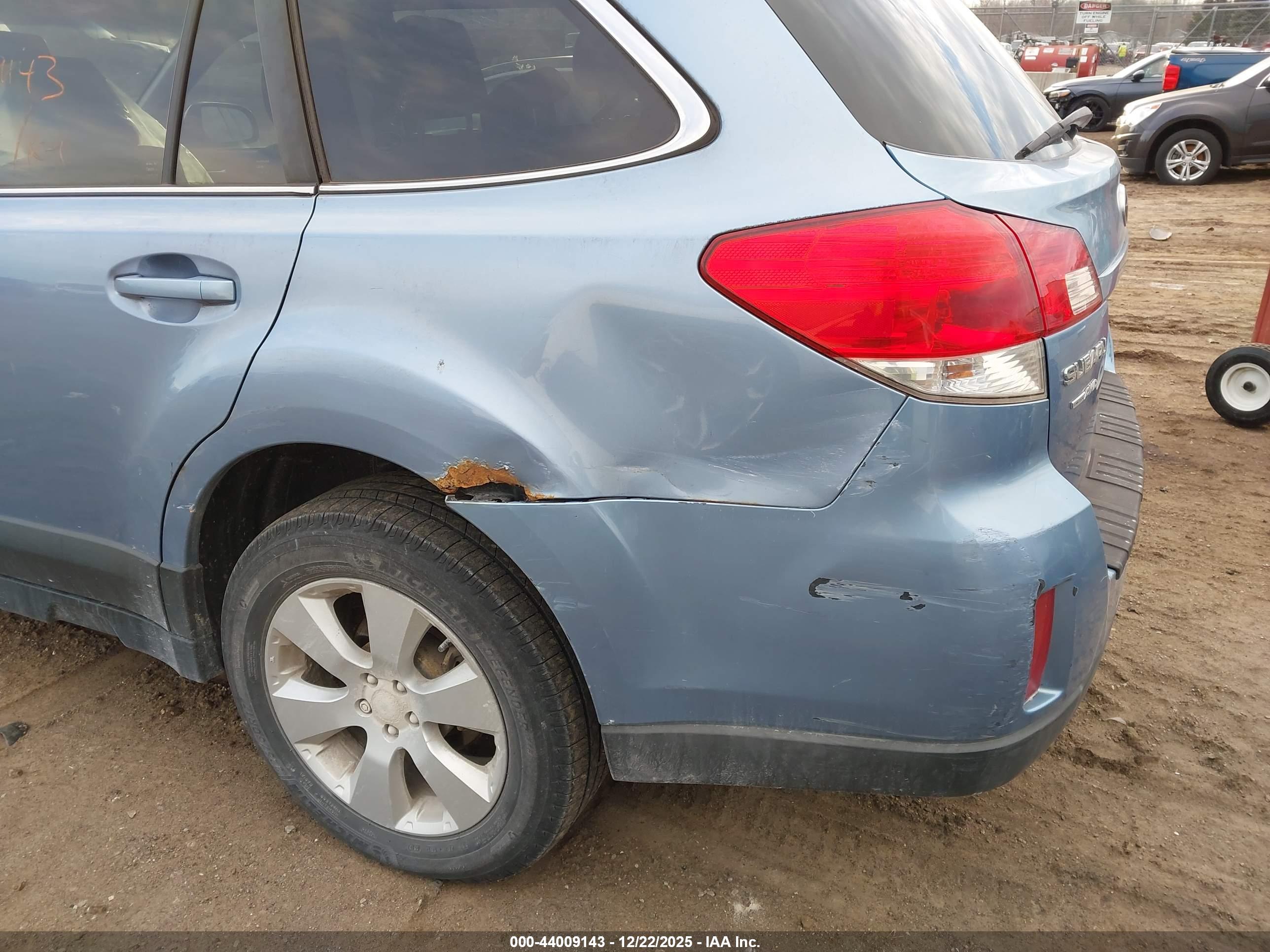SUBARU OUTBACK image 6