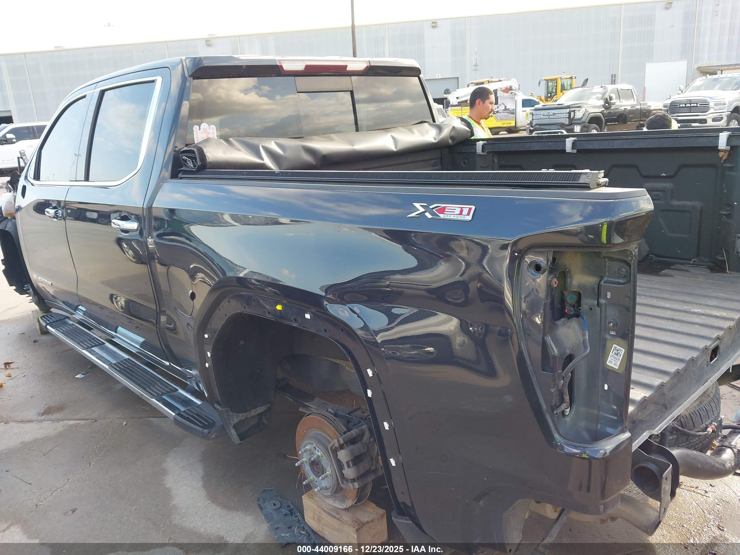 GMC SIERRA image 3