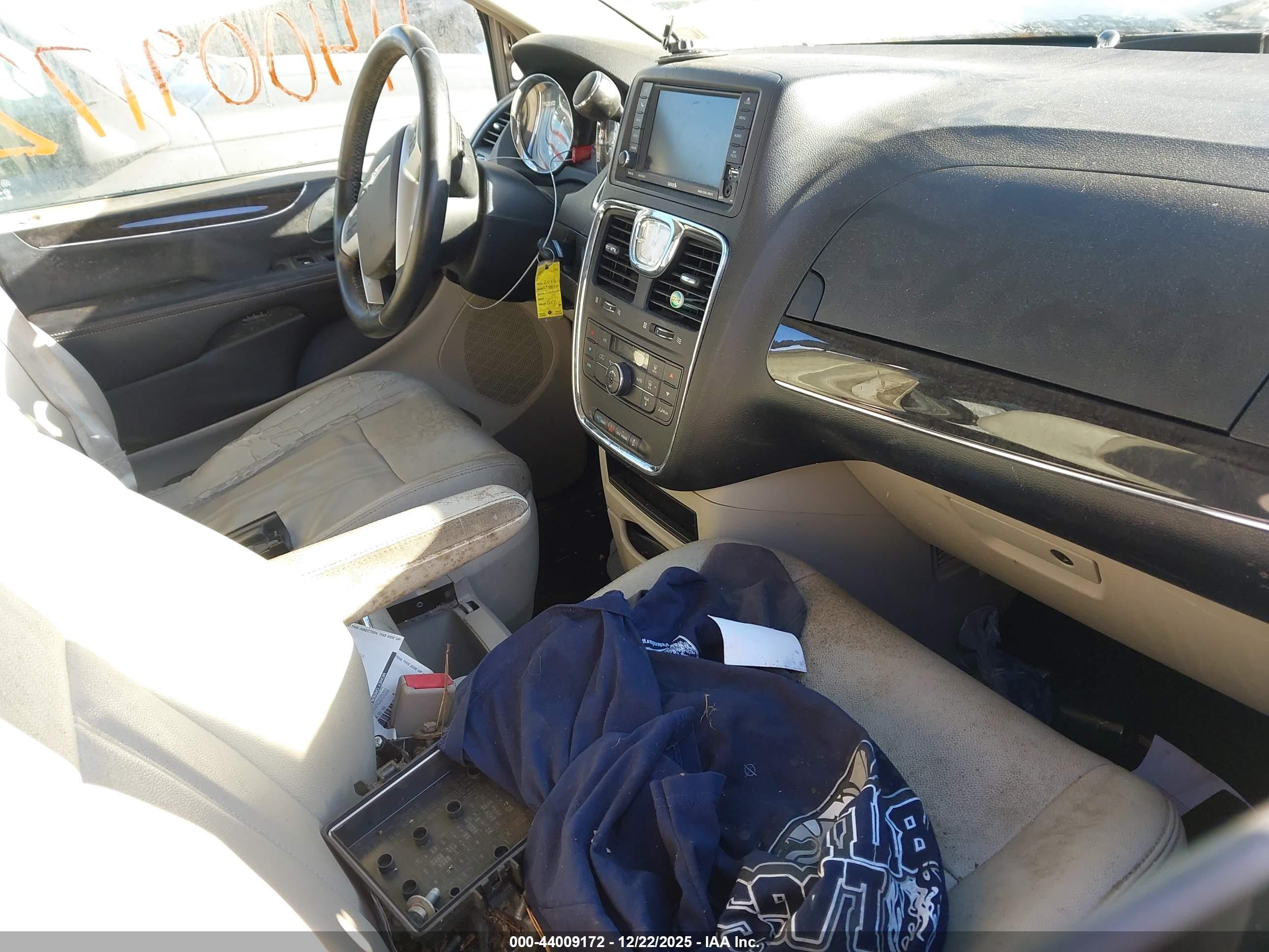 CHRYSLER TOWN image 5