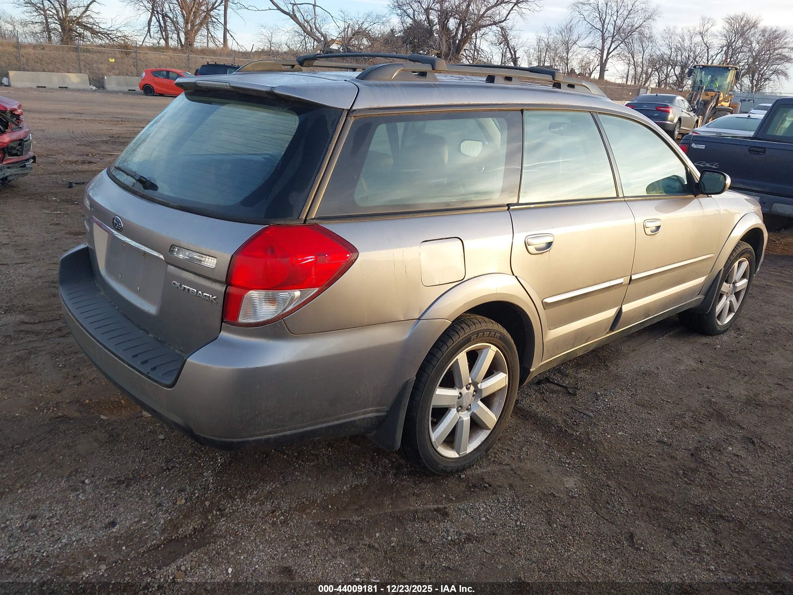 SUBARU OUTBACK image 4