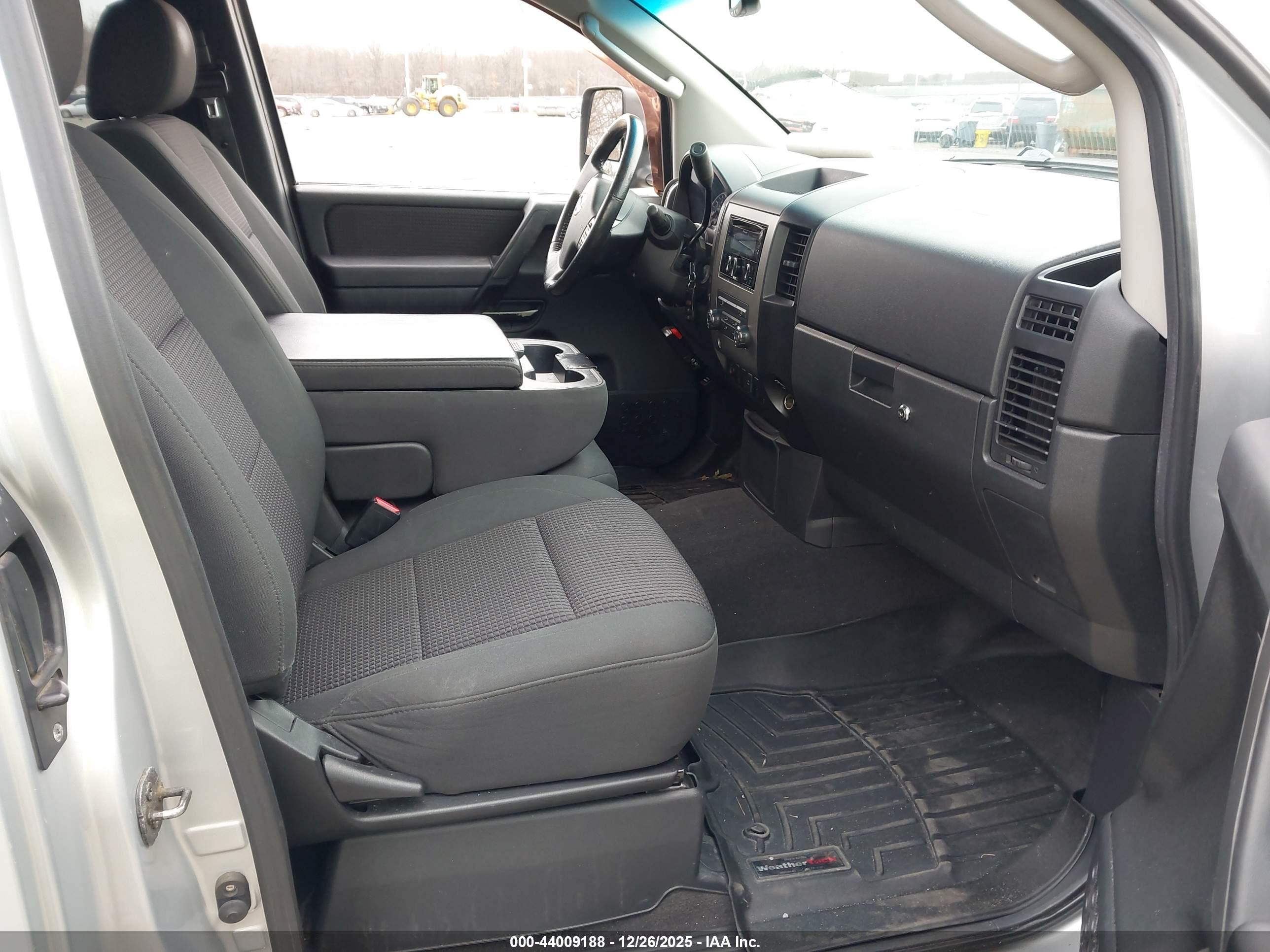 NISSAN TITAN image 5