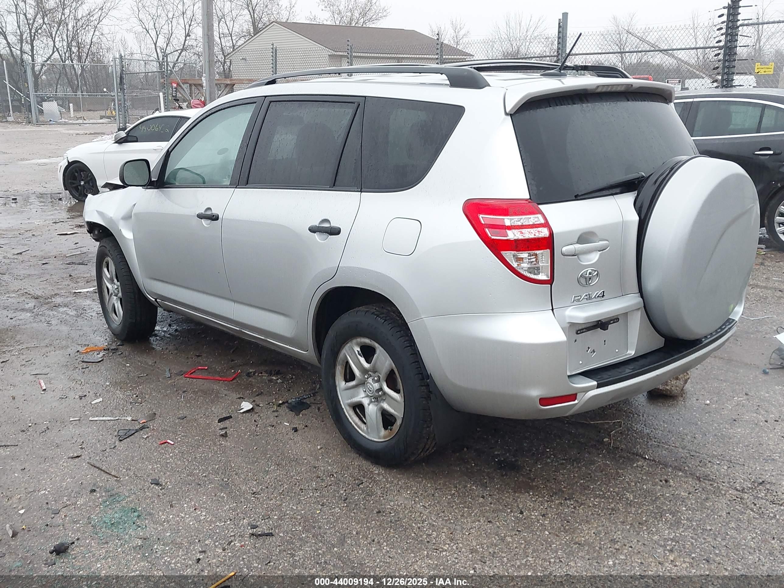 TOYOTA RAV4 image 3