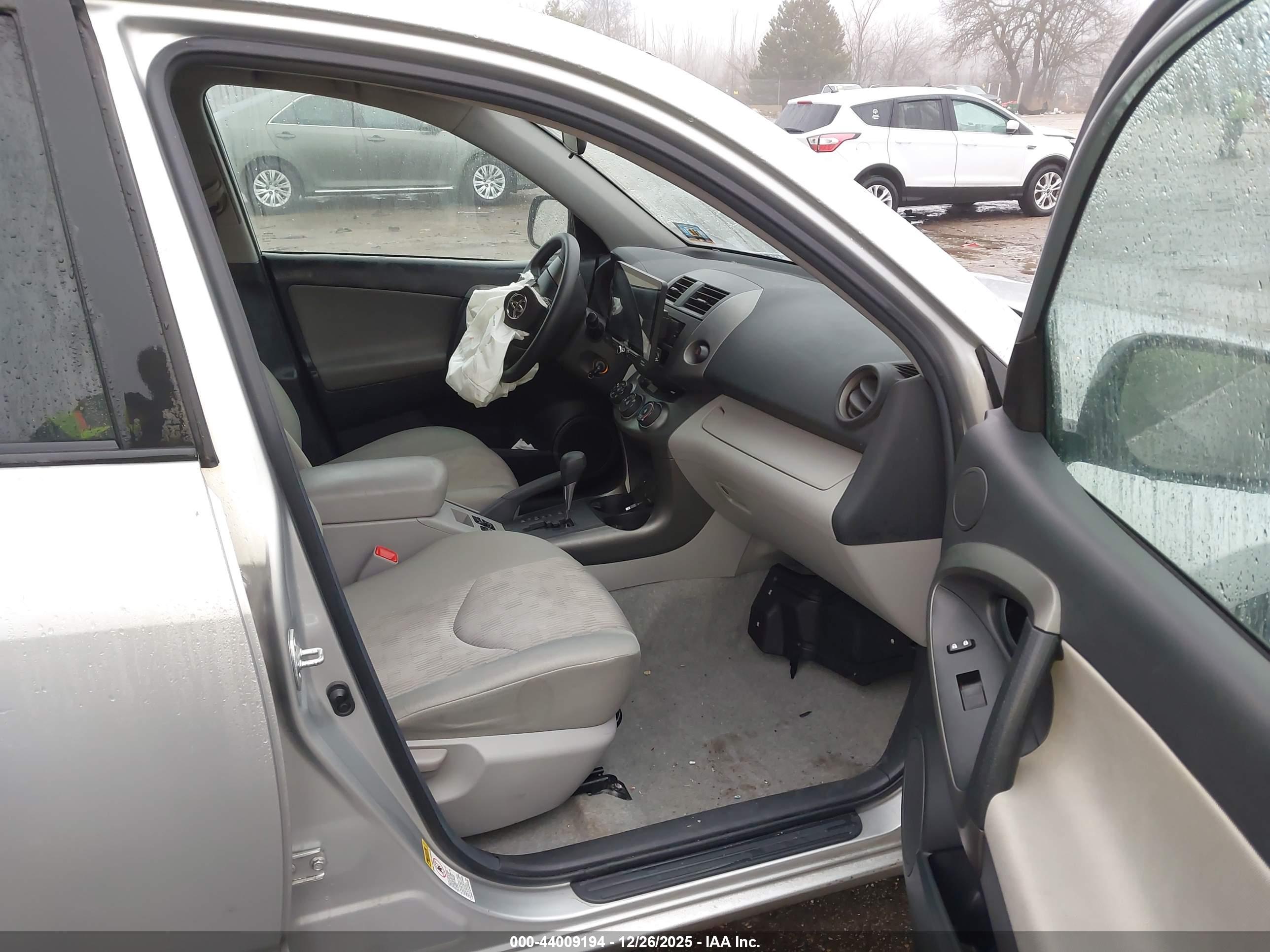 TOYOTA RAV4 image 5