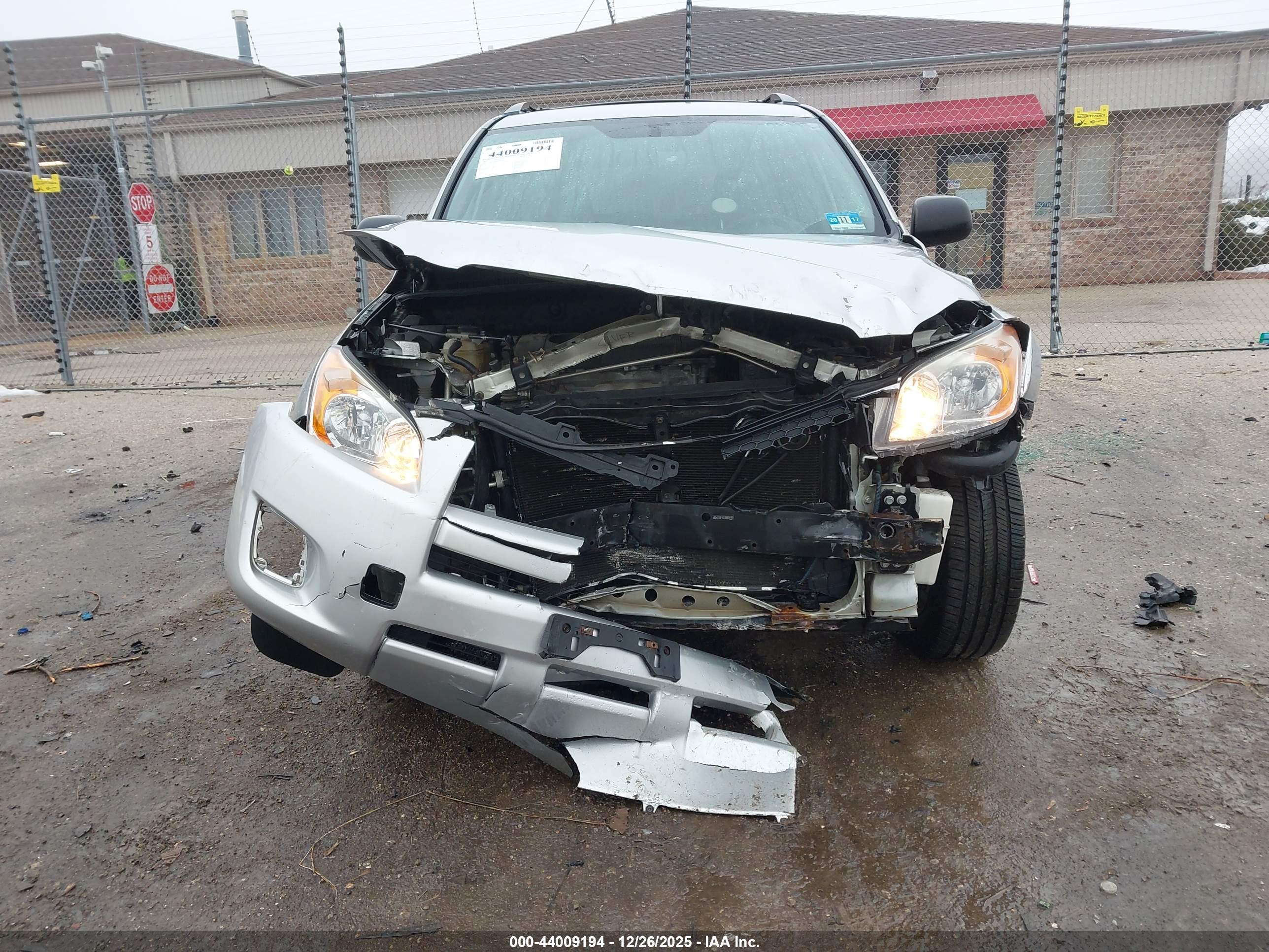 TOYOTA RAV4 image 6