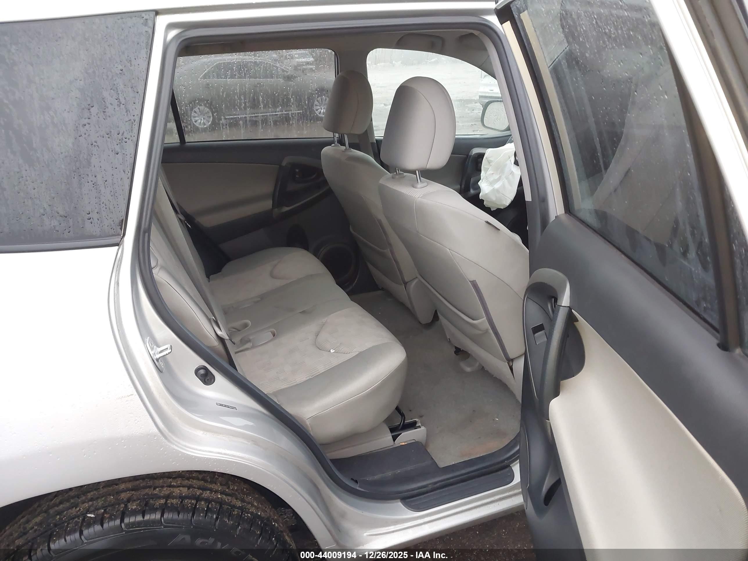 TOYOTA RAV4 image 8