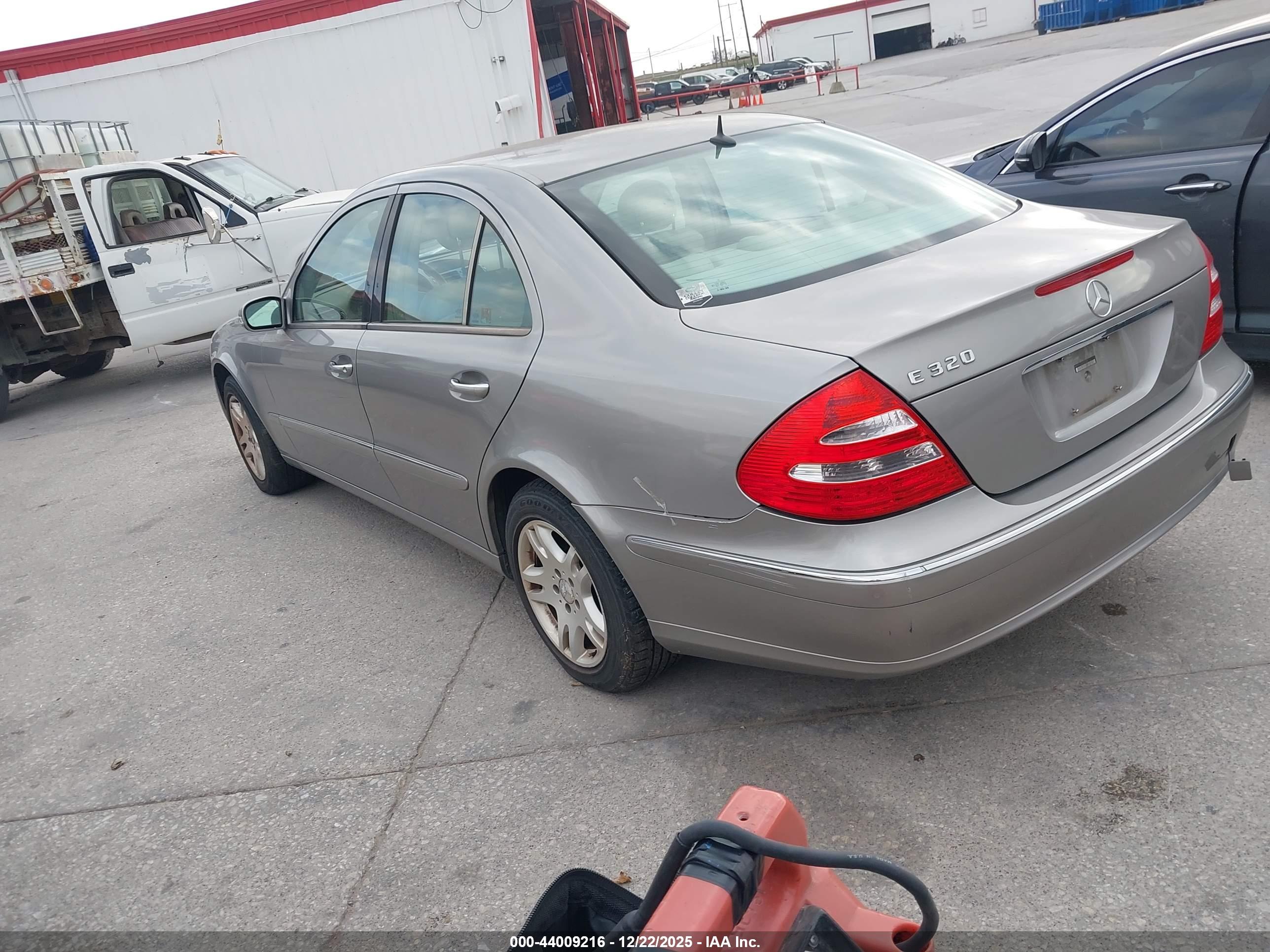 MERCEDES-BENZ E image 3