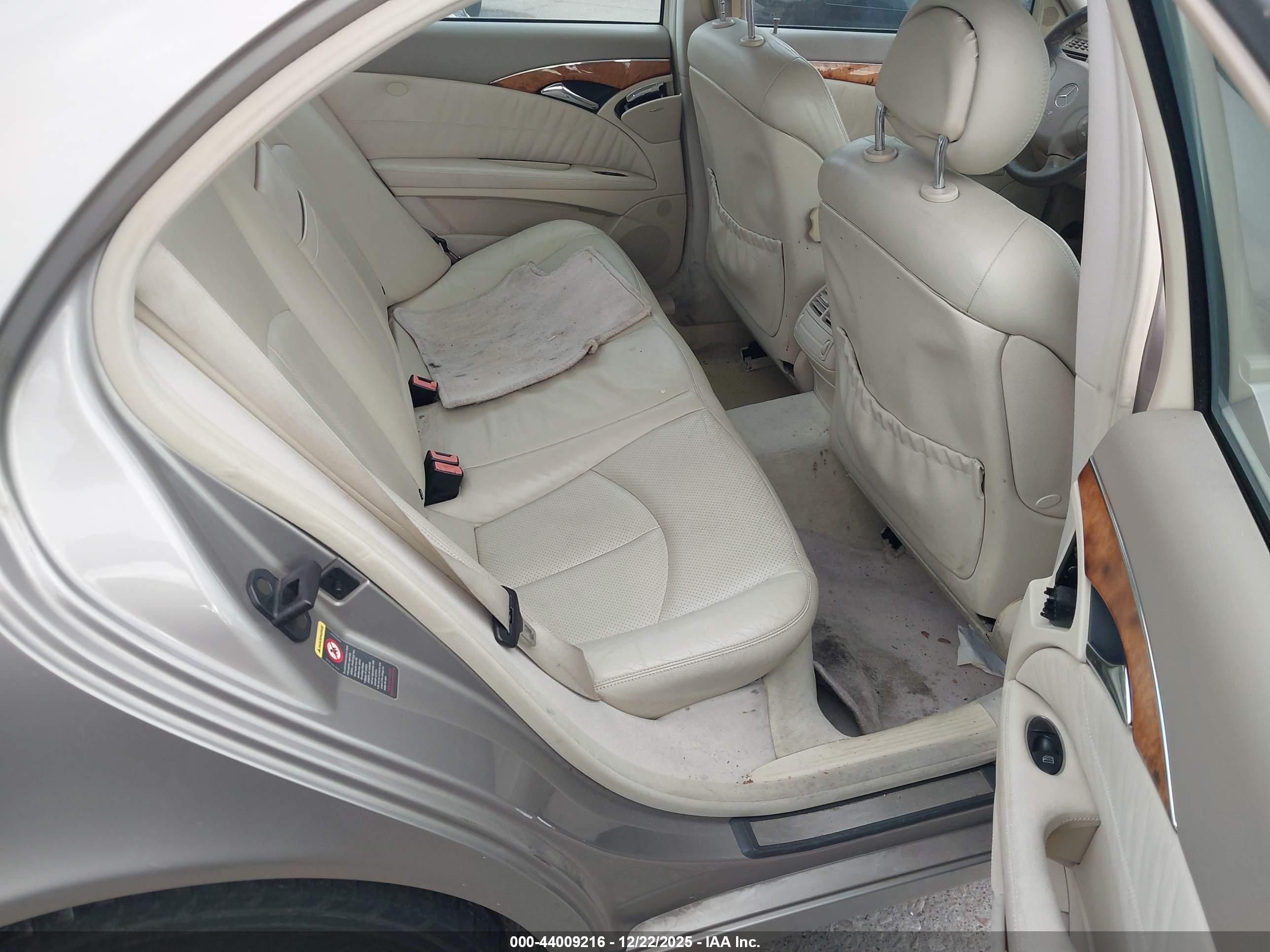 MERCEDES-BENZ E image 8