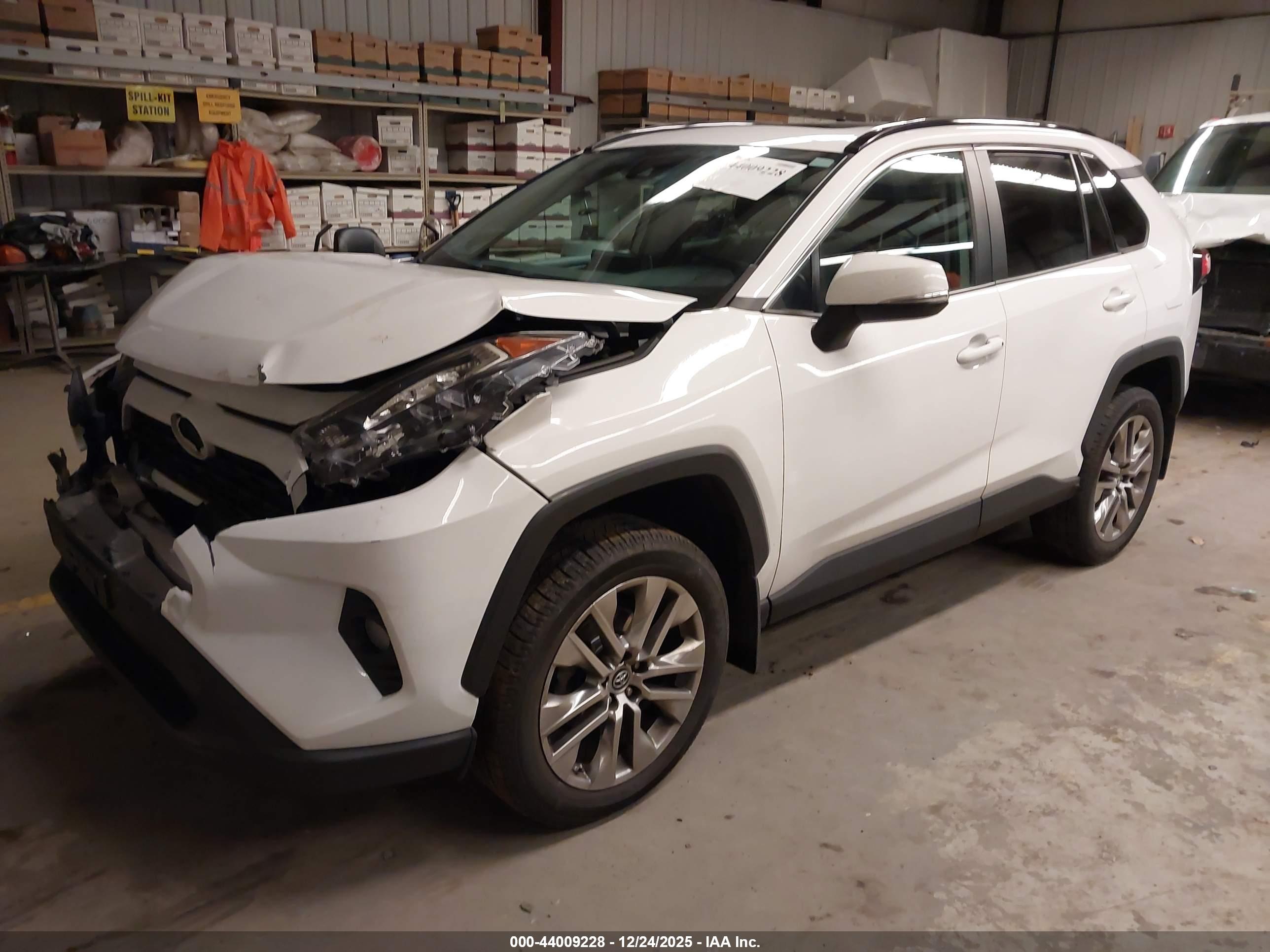 TOYOTA RAV4 image 2