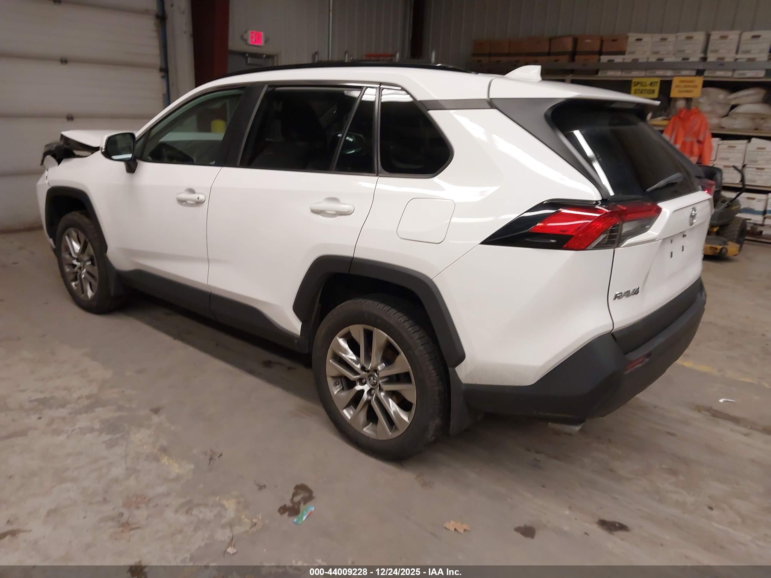 TOYOTA RAV4 image 3