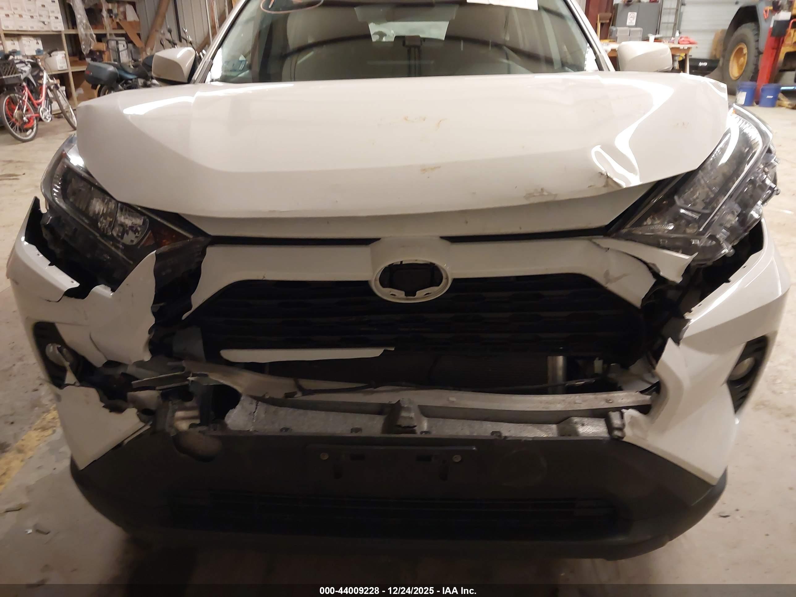 TOYOTA RAV4 image 6