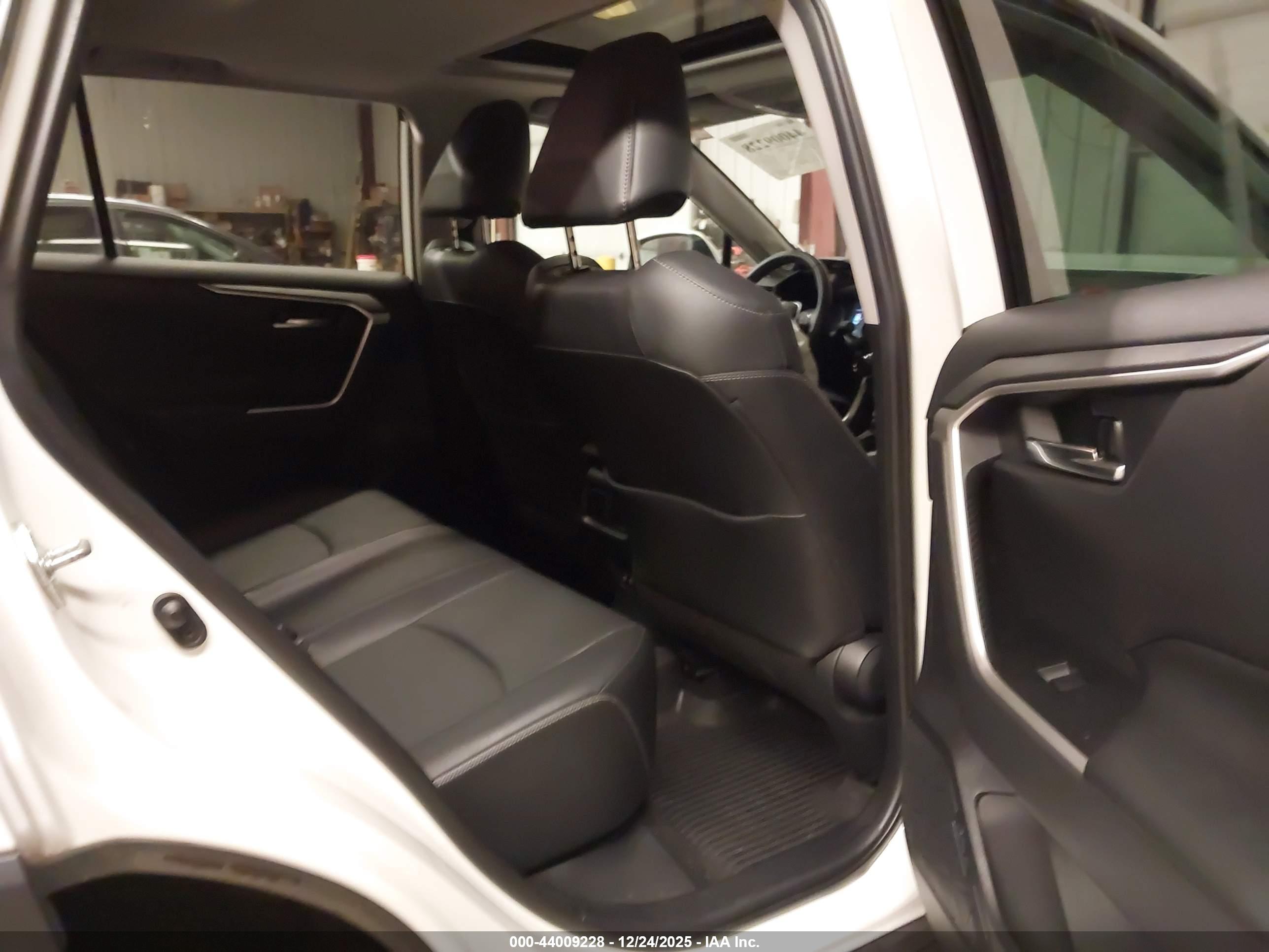 TOYOTA RAV4 image 8