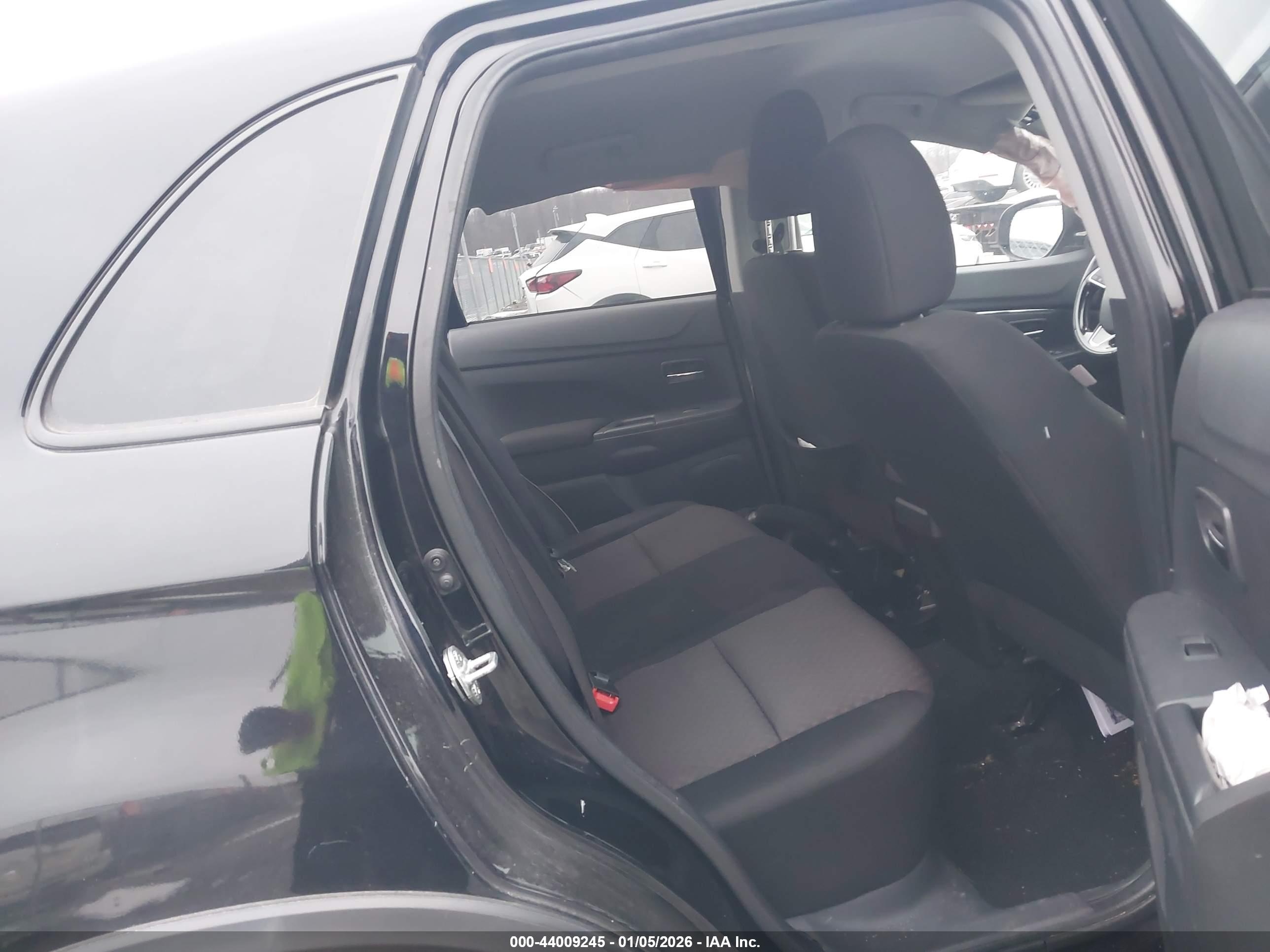 MITSUBISHI OUTLANDER image 8