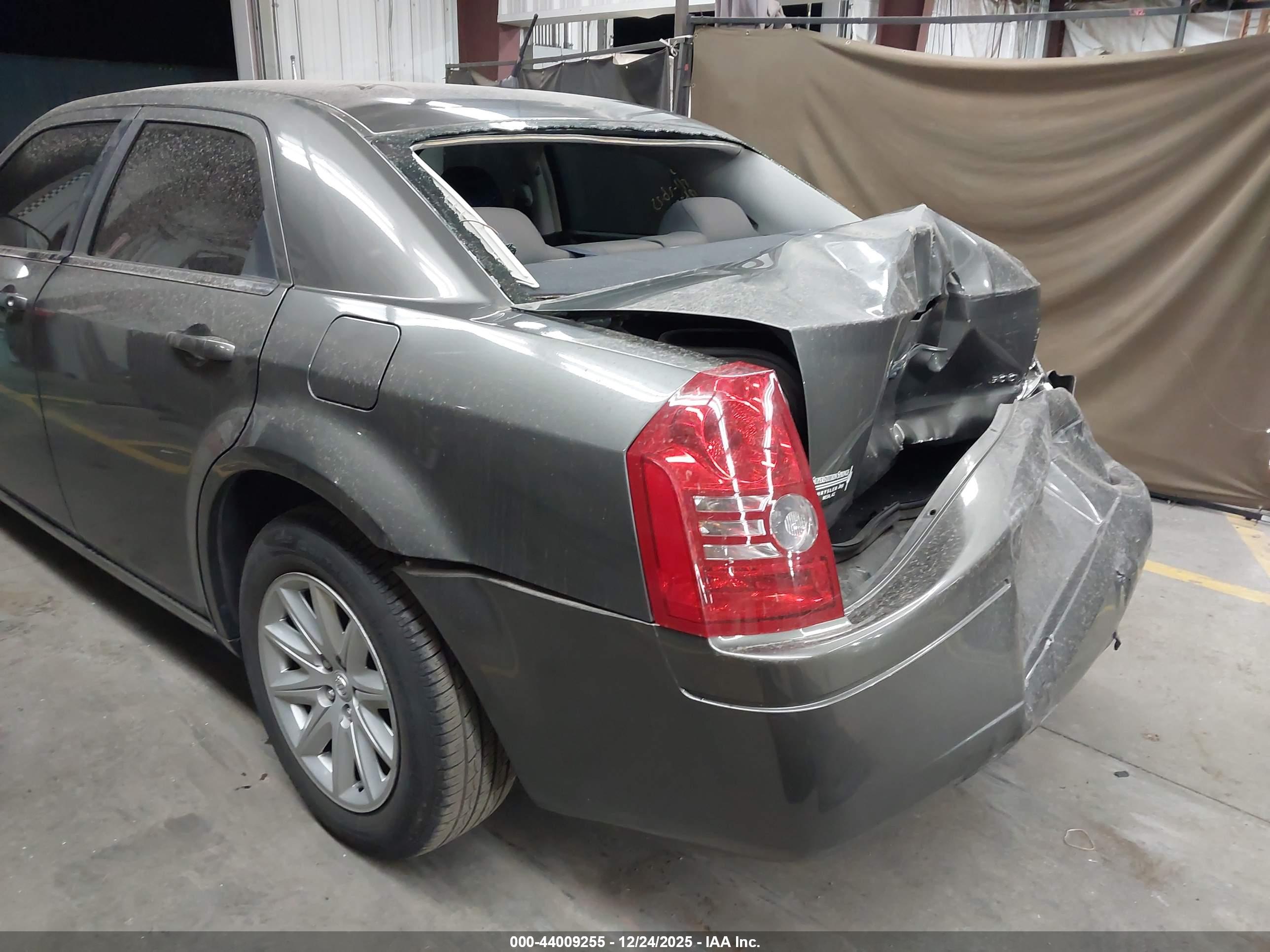 CHRYSLER 300 image 6