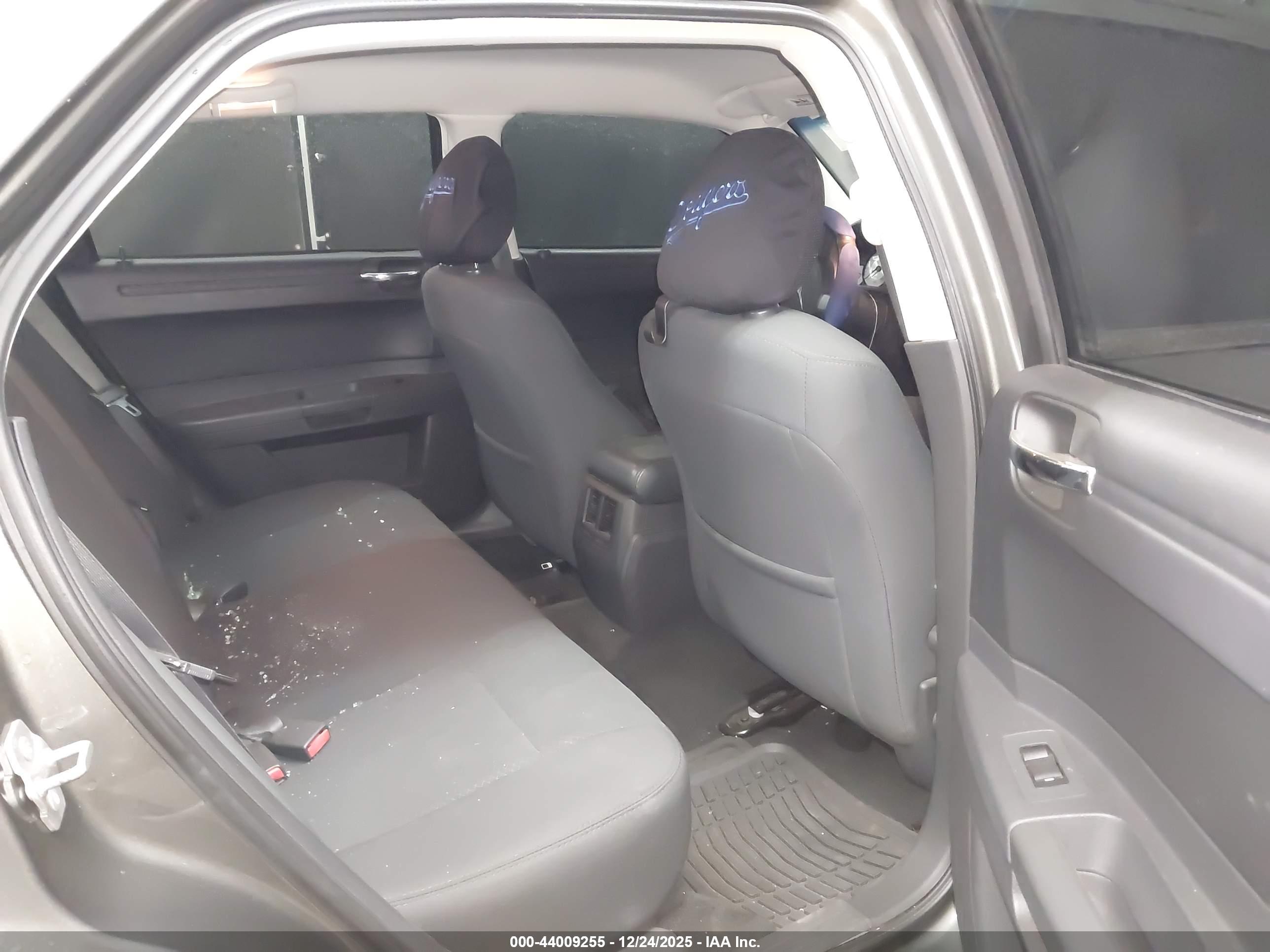 CHRYSLER 300 image 8