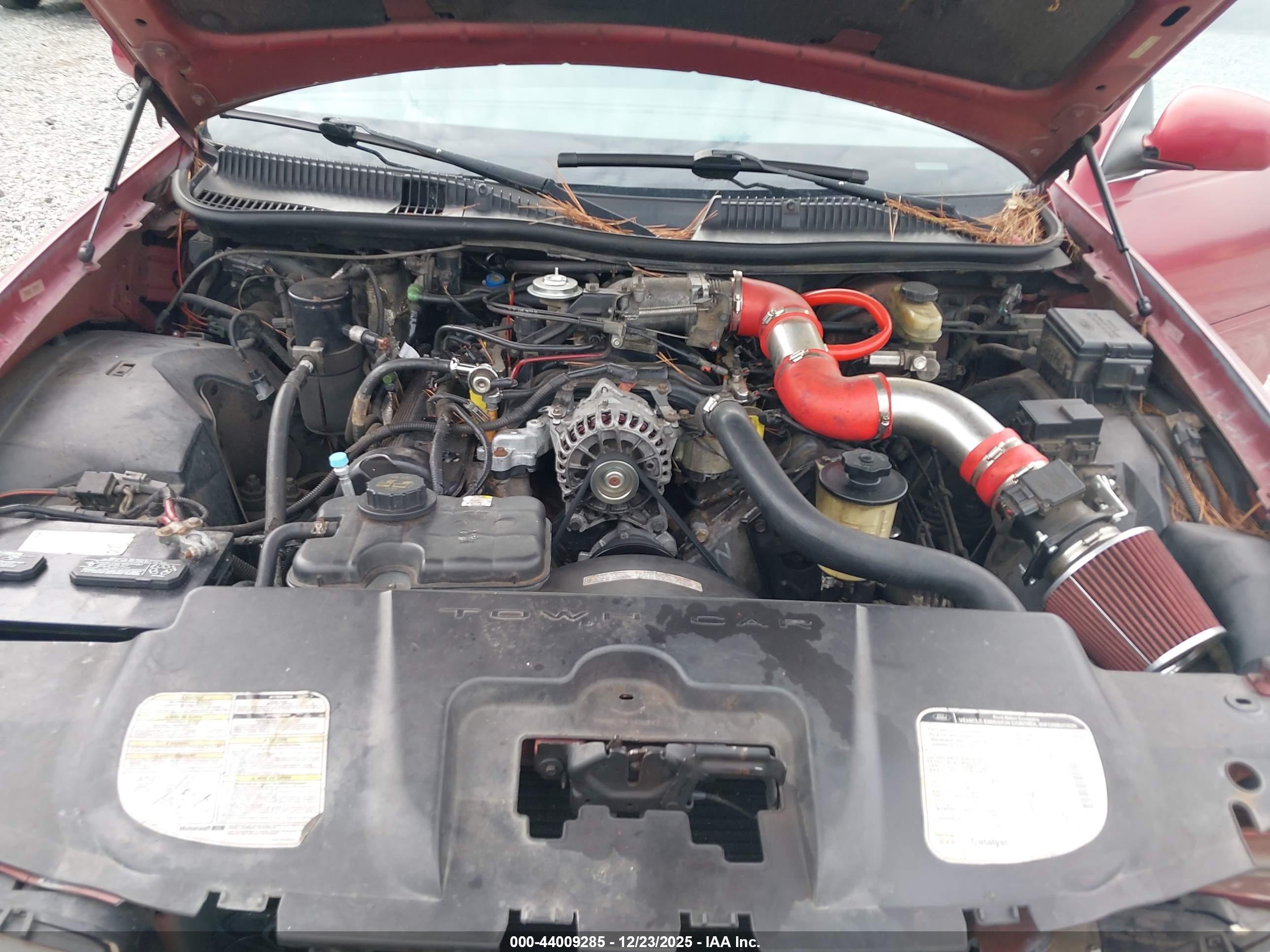 LINCOLN TOWN image 10