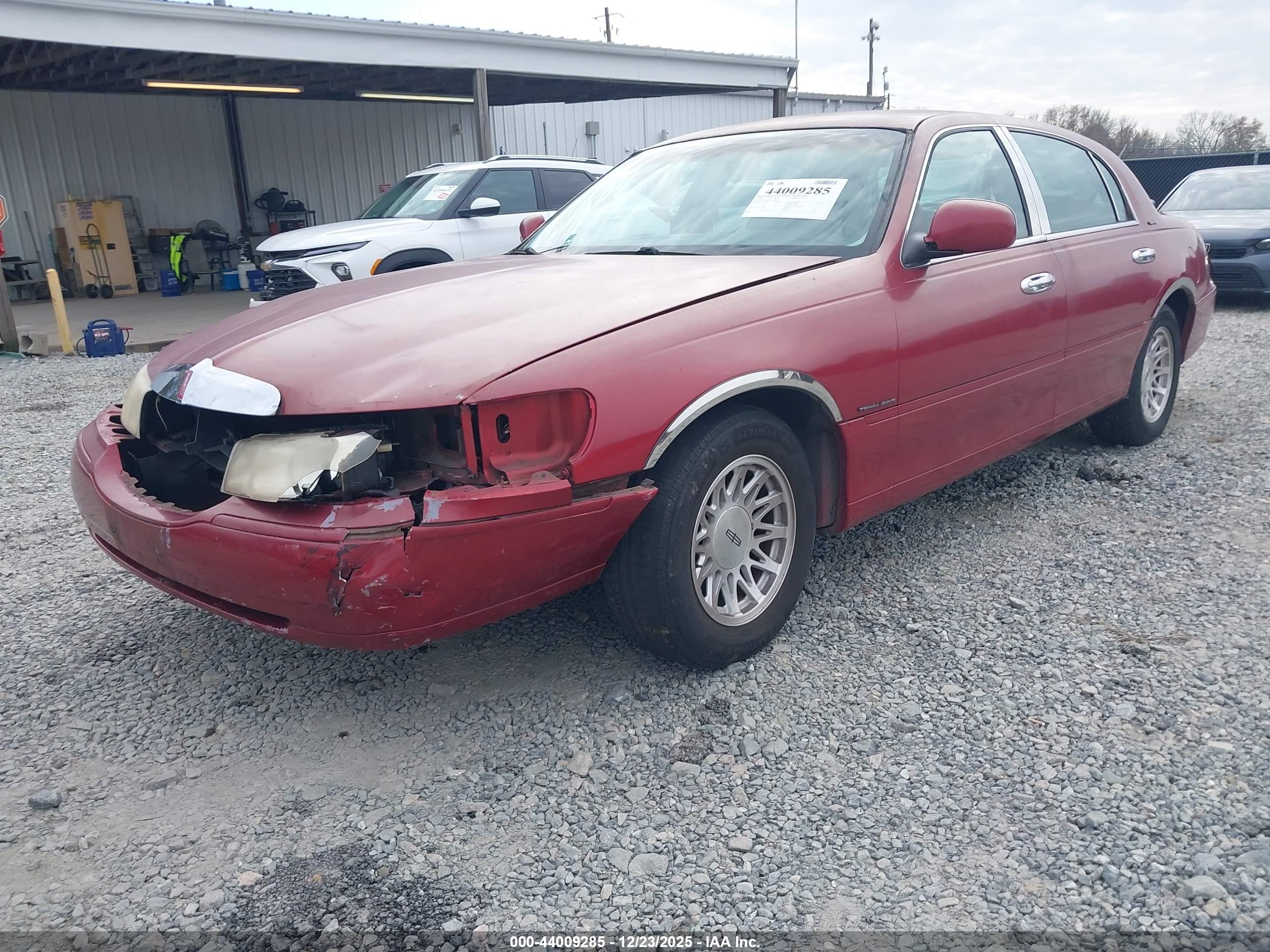 LINCOLN TOWN image 2