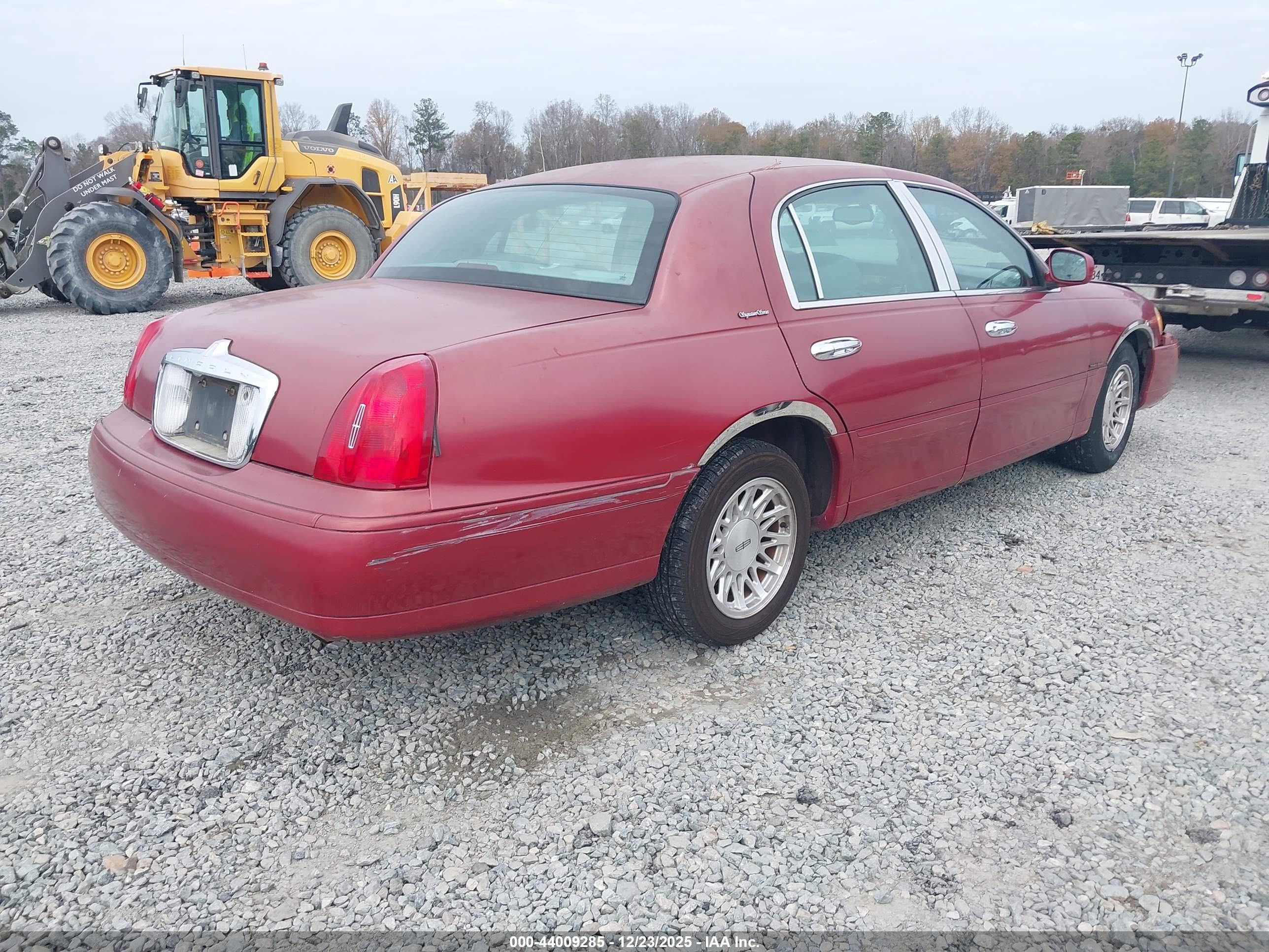 LINCOLN TOWN image 4