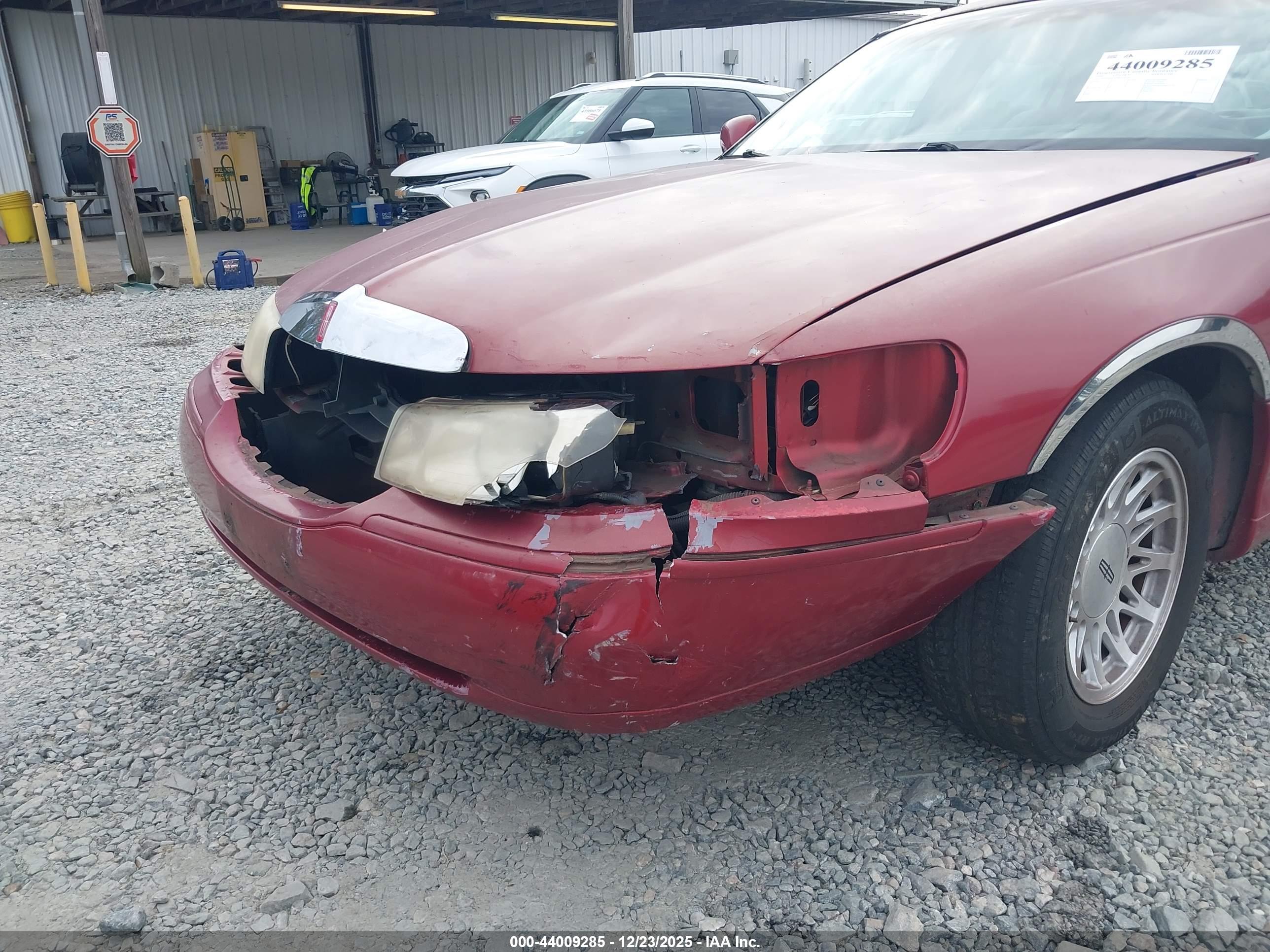 LINCOLN TOWN image 6