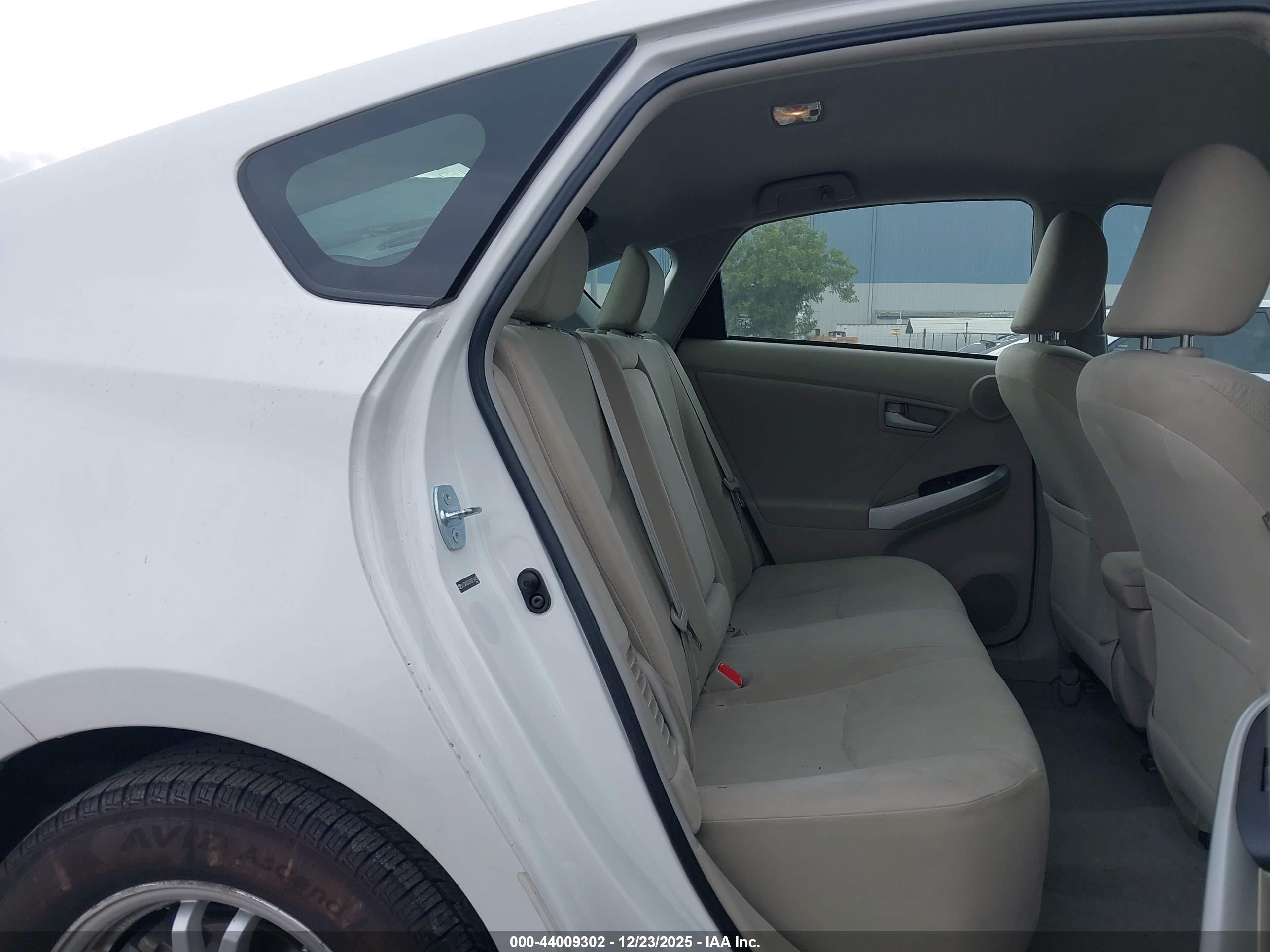 TOYOTA PRIUS image 8