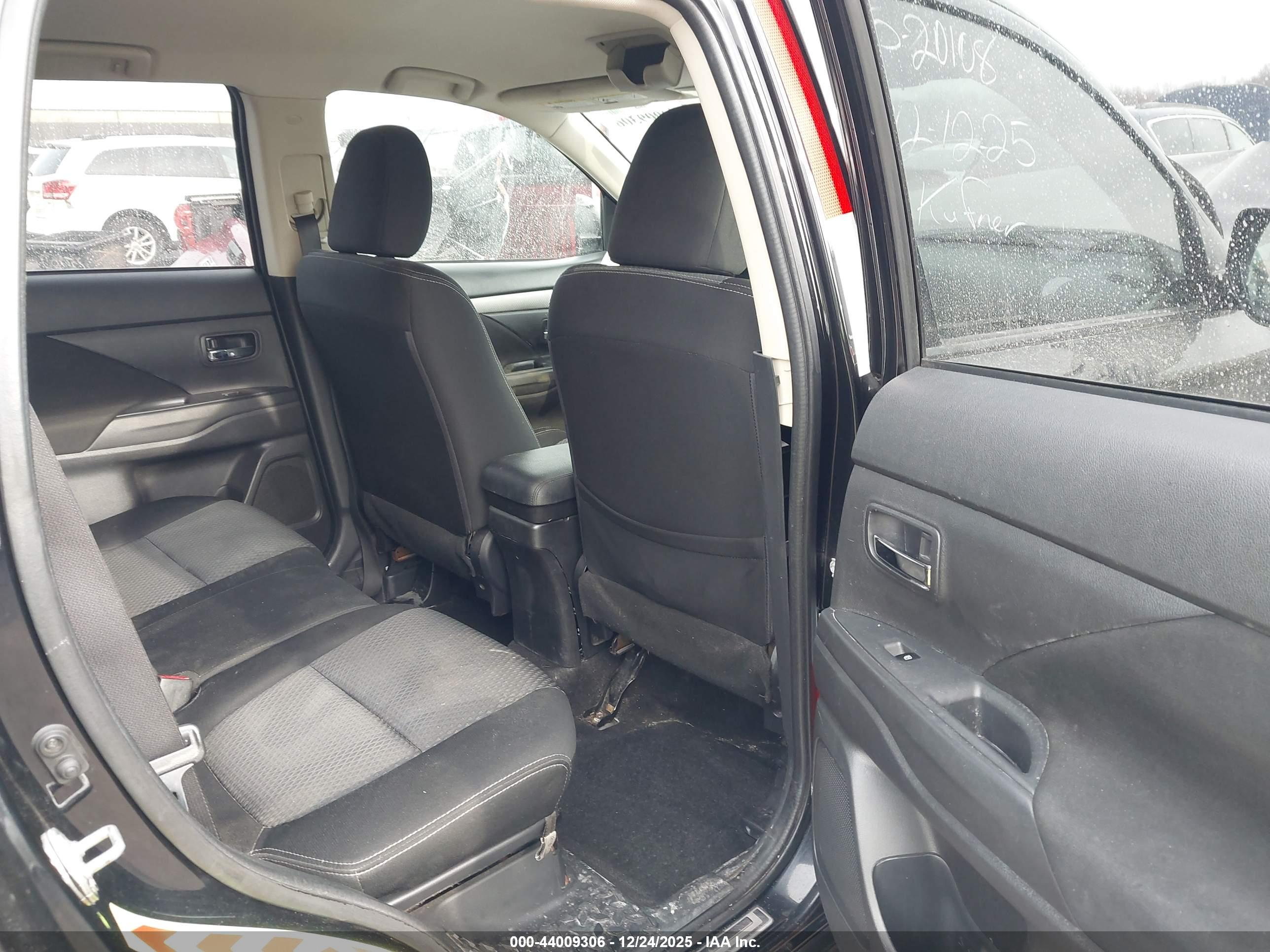 MITSUBISHI OUTLANDER image 8