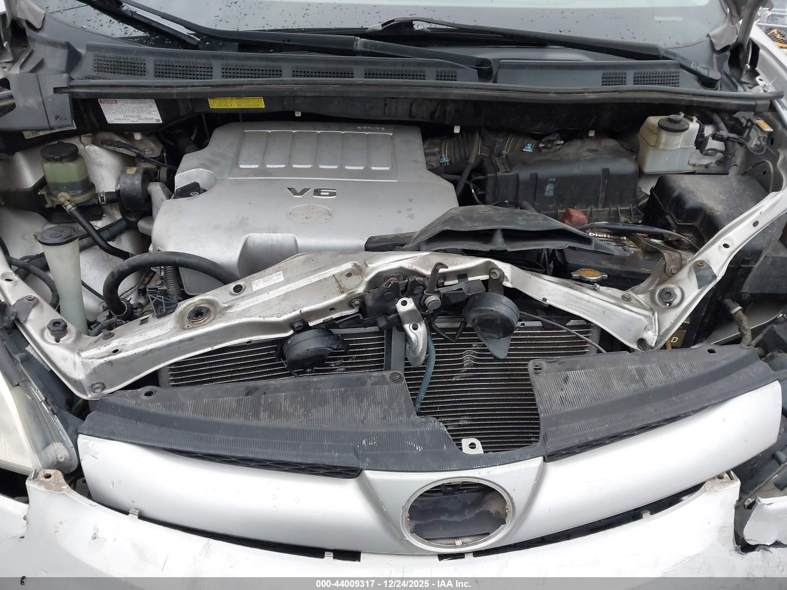 TOYOTA SIENNA image 10