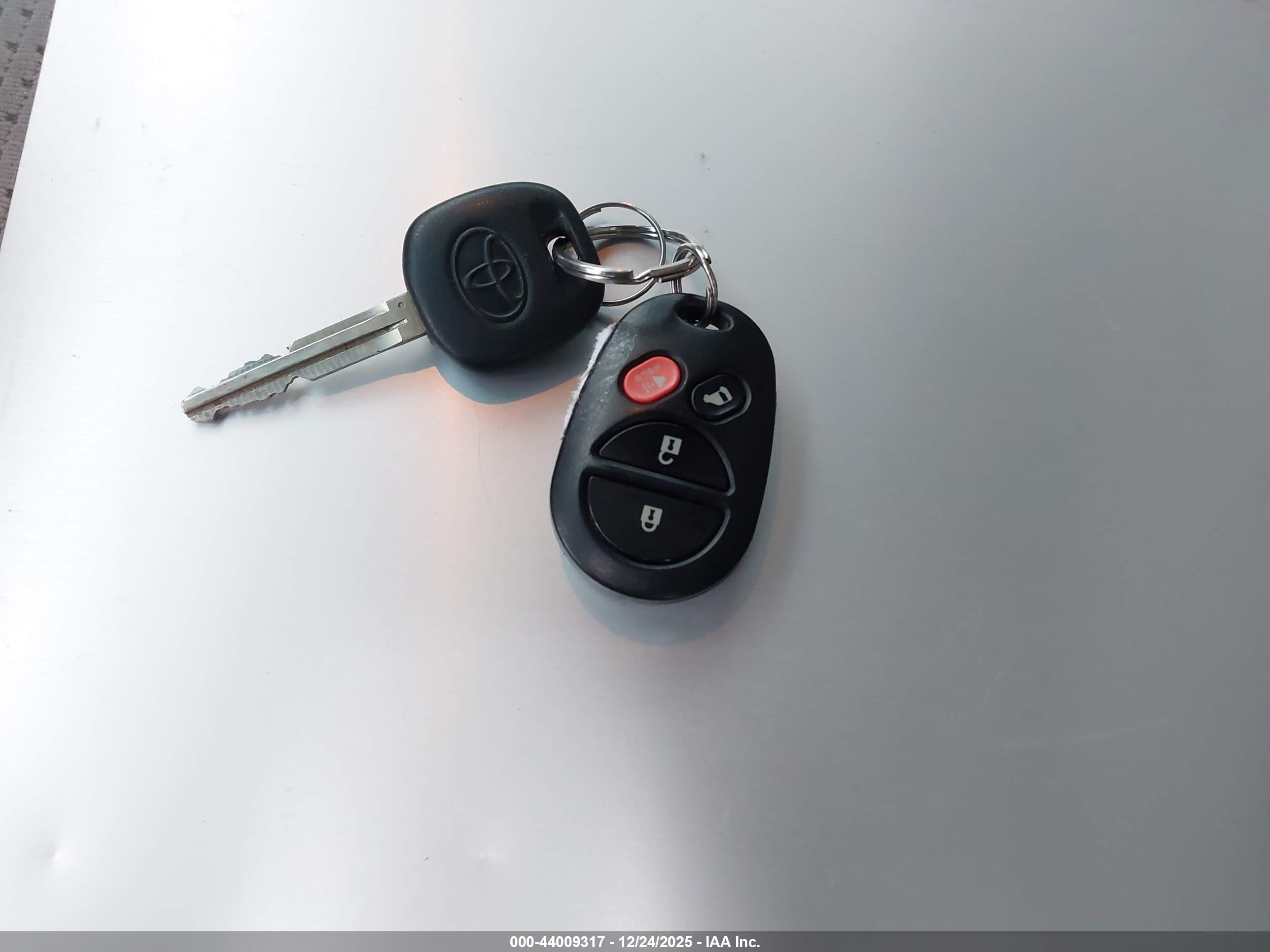TOYOTA SIENNA image 11