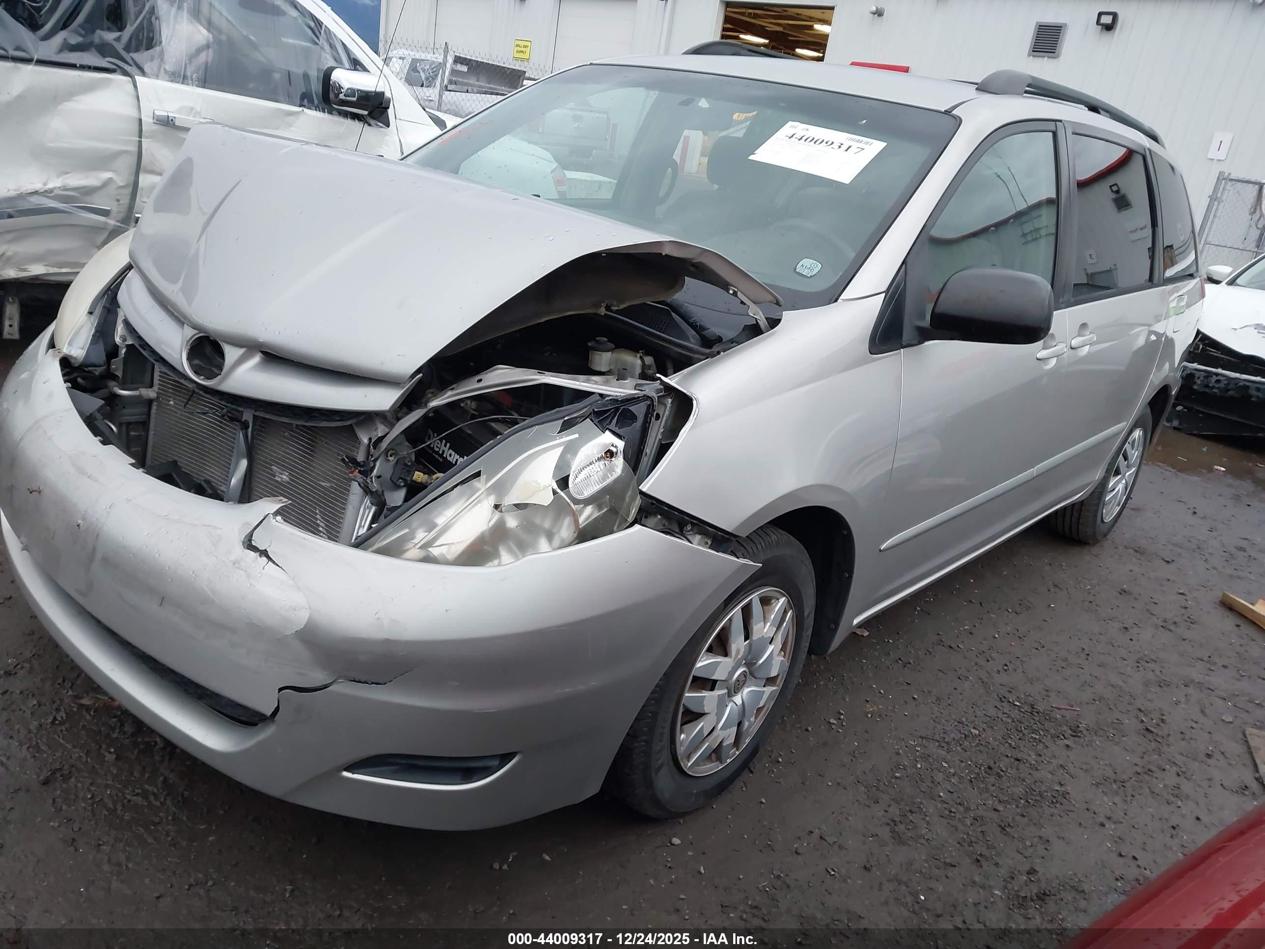 TOYOTA SIENNA image 2
