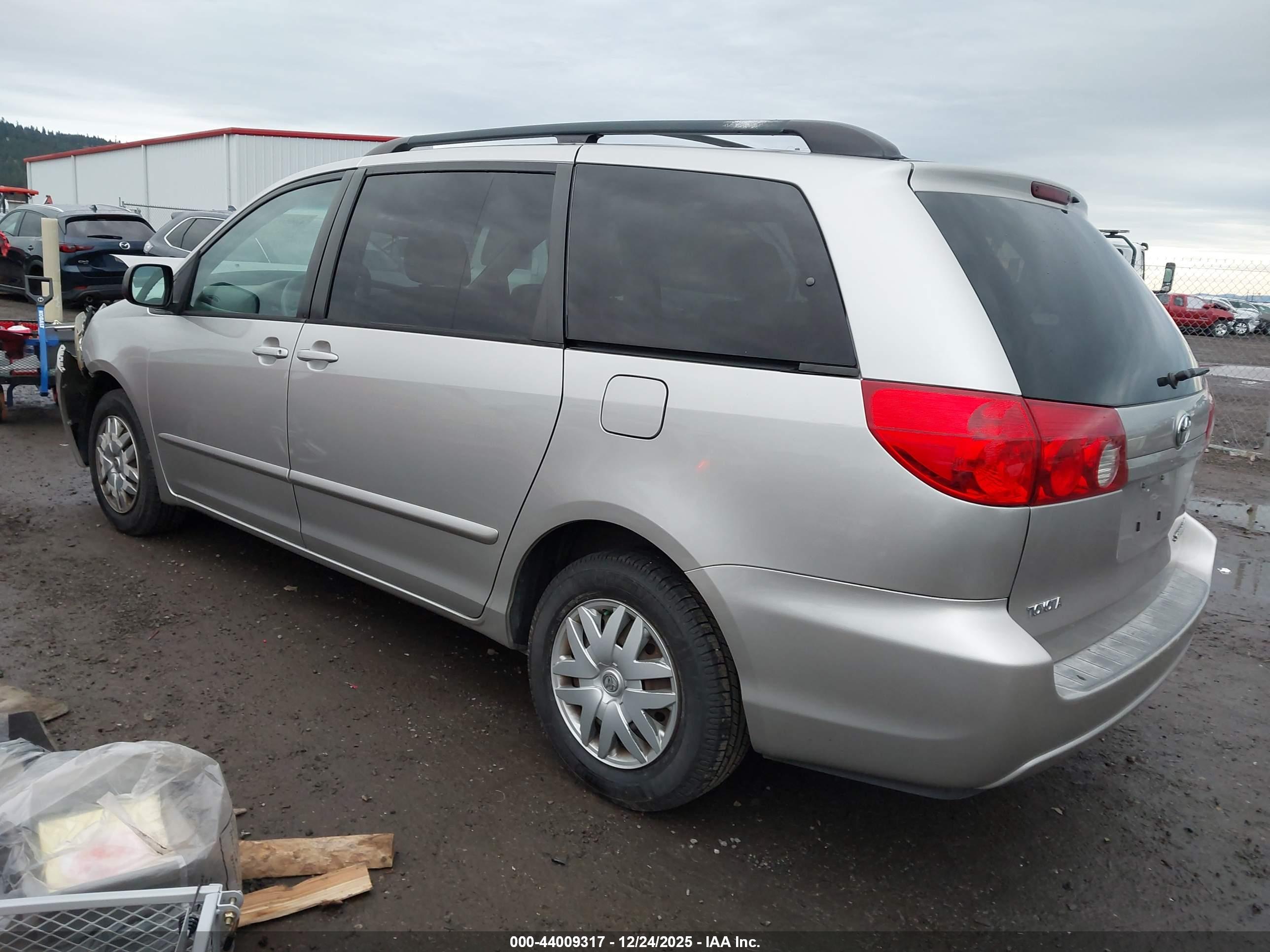 TOYOTA SIENNA image 3