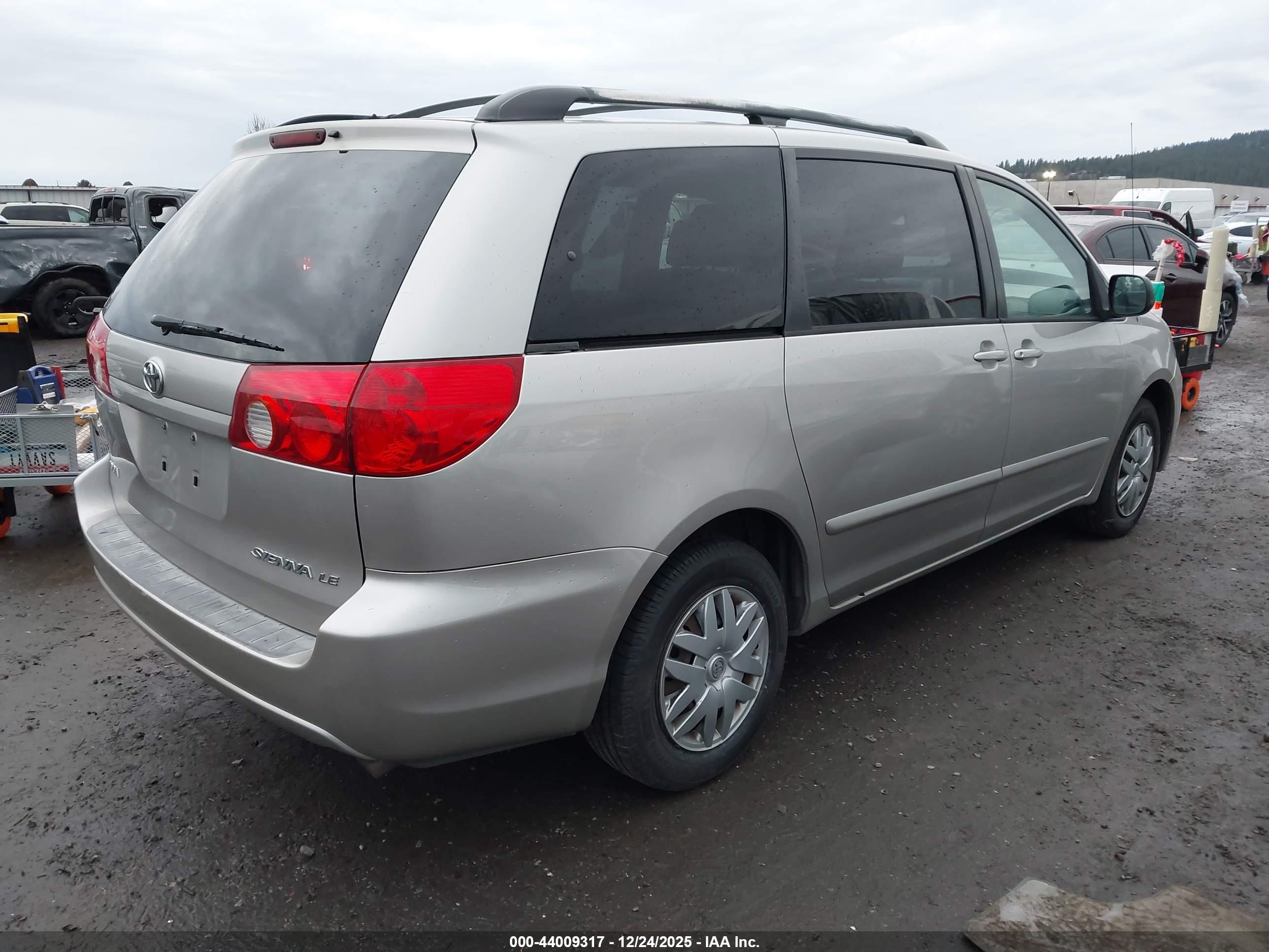 TOYOTA SIENNA image 4