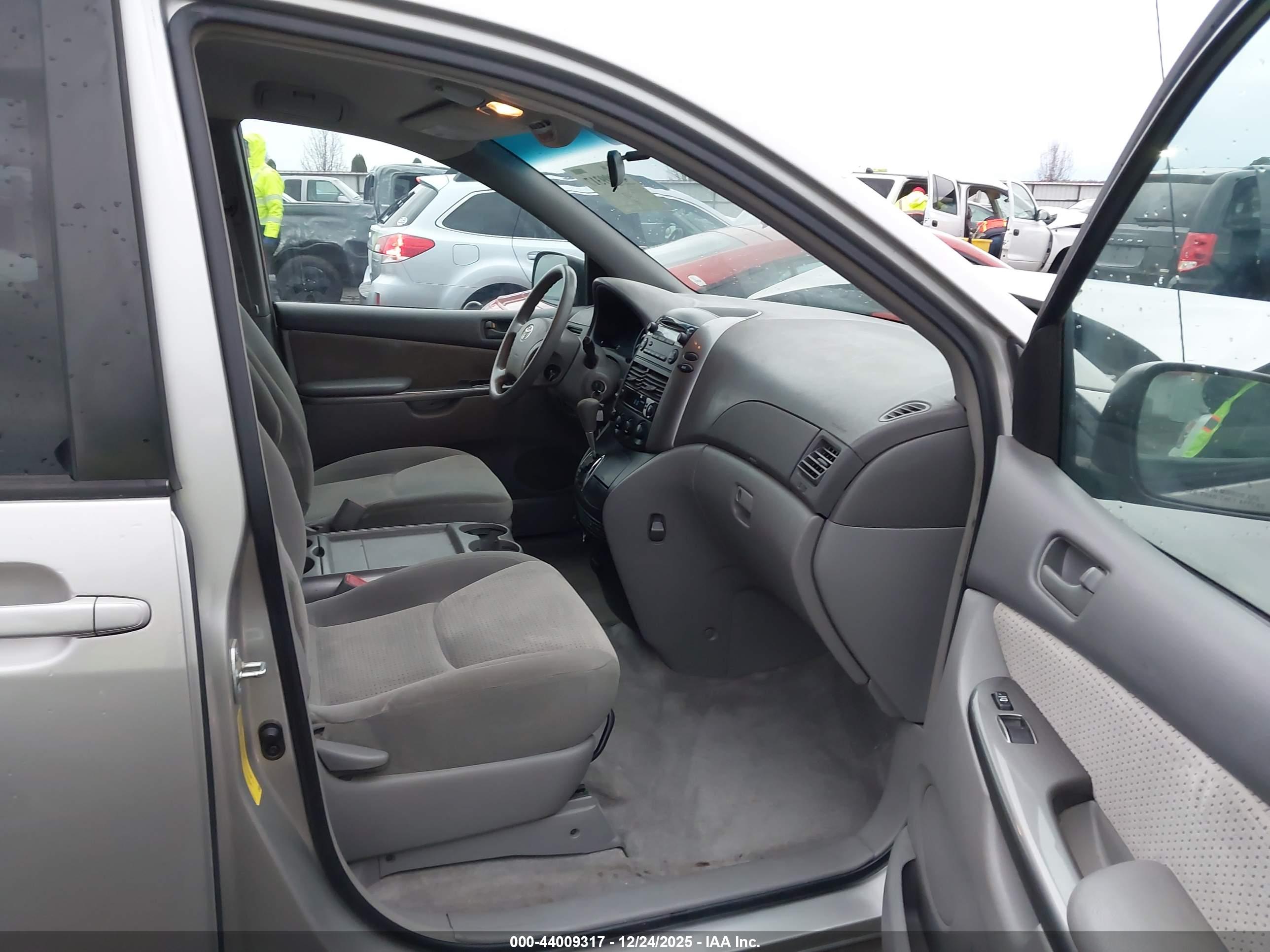 TOYOTA SIENNA image 5