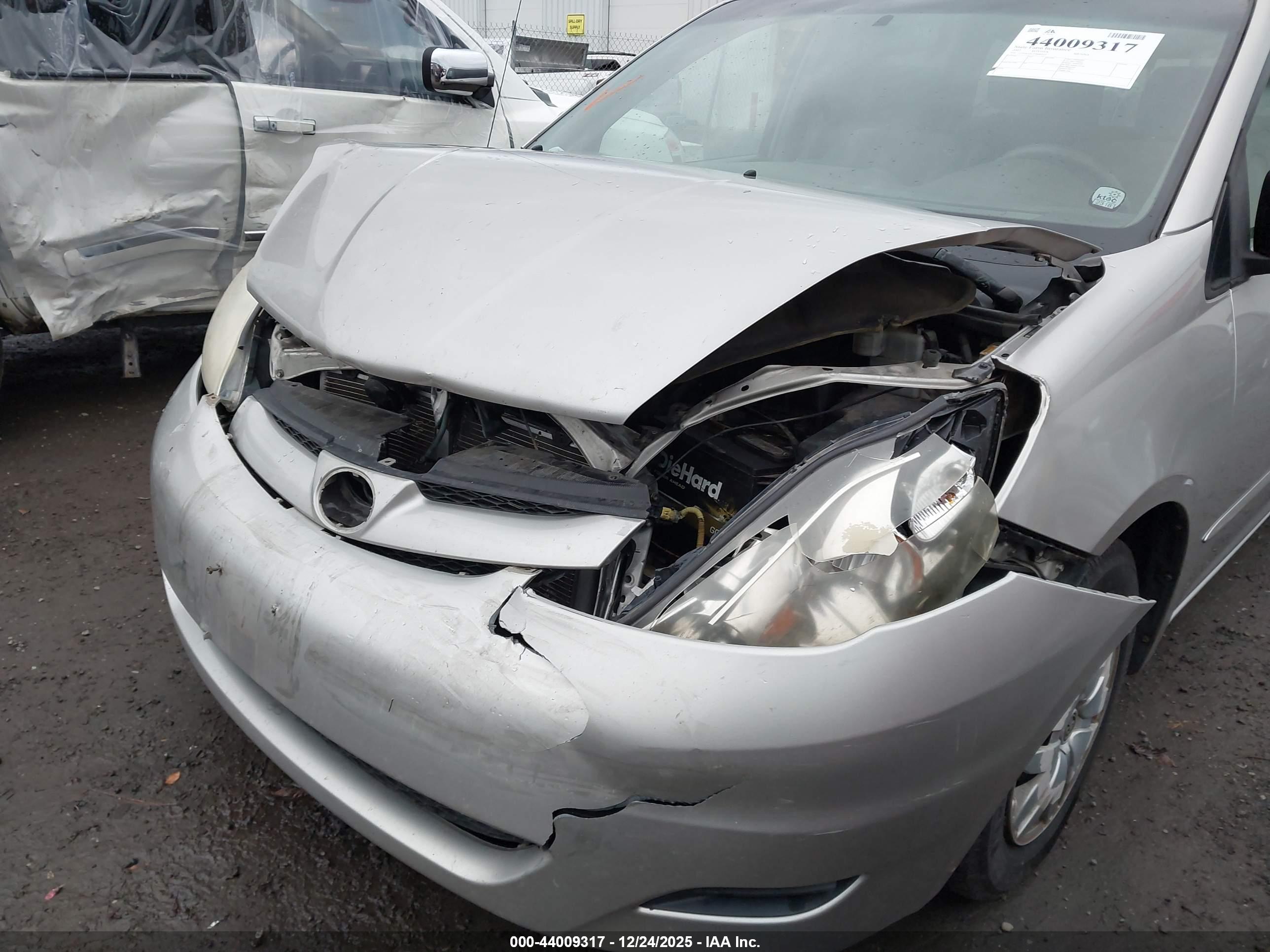 TOYOTA SIENNA image 6