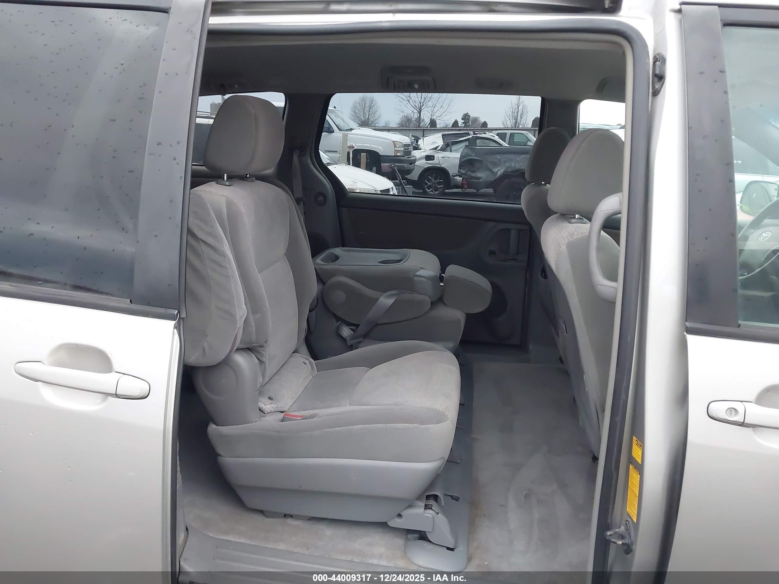 TOYOTA SIENNA image 8