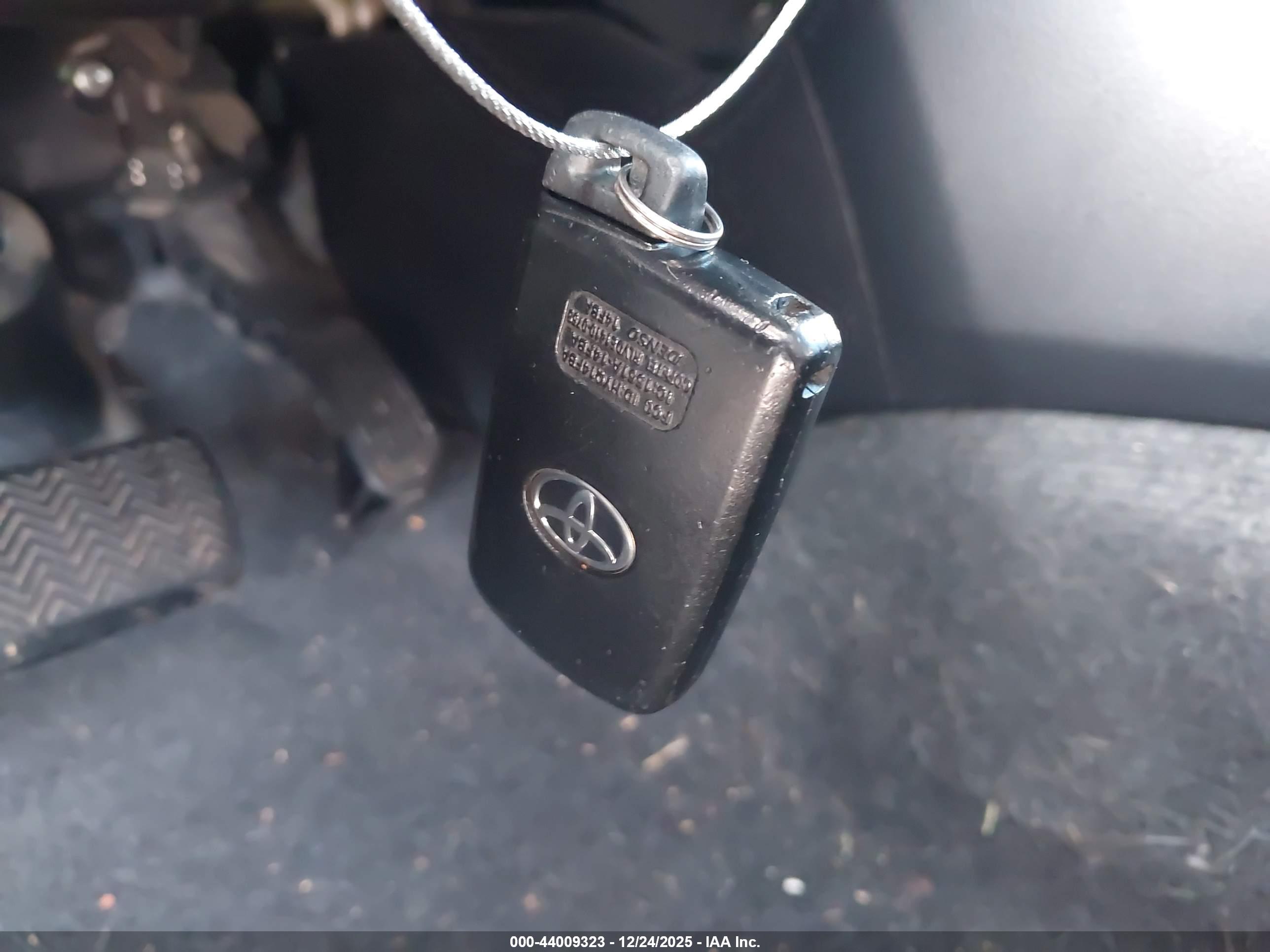 TOYOTA RAV4 image 11