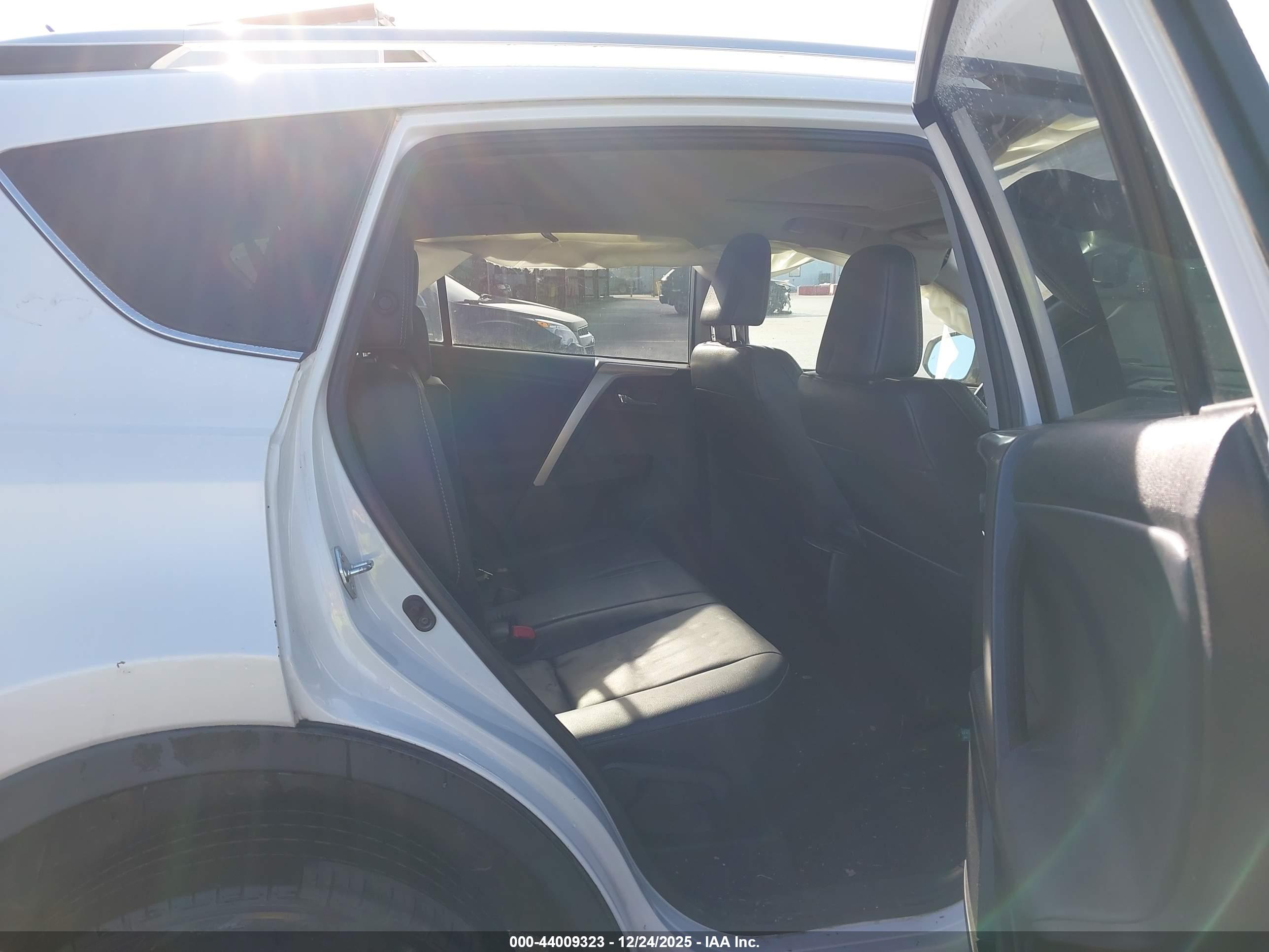 TOYOTA RAV4 image 8